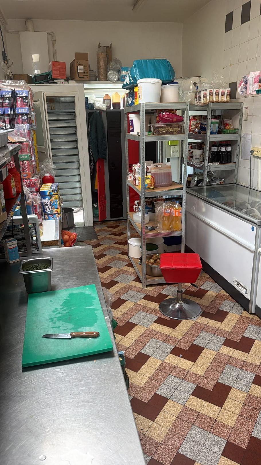 je vend restaurant sur chartres a 400 m nous avons un lycée professionnelle et dans zone habitations de 300 logements , une seuil boulangerie qui est dans secteur , un secteur avec beaucoup pote ciel  sur le secteur , a ce jour chiffre d'affaire au 30000 euros selon mois , nous 35 places assises intérieur , 20 places en terrasse et un parking de 20 places gratuit , ce une bel affaire qui tourne depuis une vingt année , ce restaurant rapide , cuisine indien , cuisine pakistanais .a ce jour , nous fait livraison a domicile , le prix de cette affaire est de 160000 euros net vendeur , pour un RDV appel moi au 0759779121 , je suis disponible tout les jours
