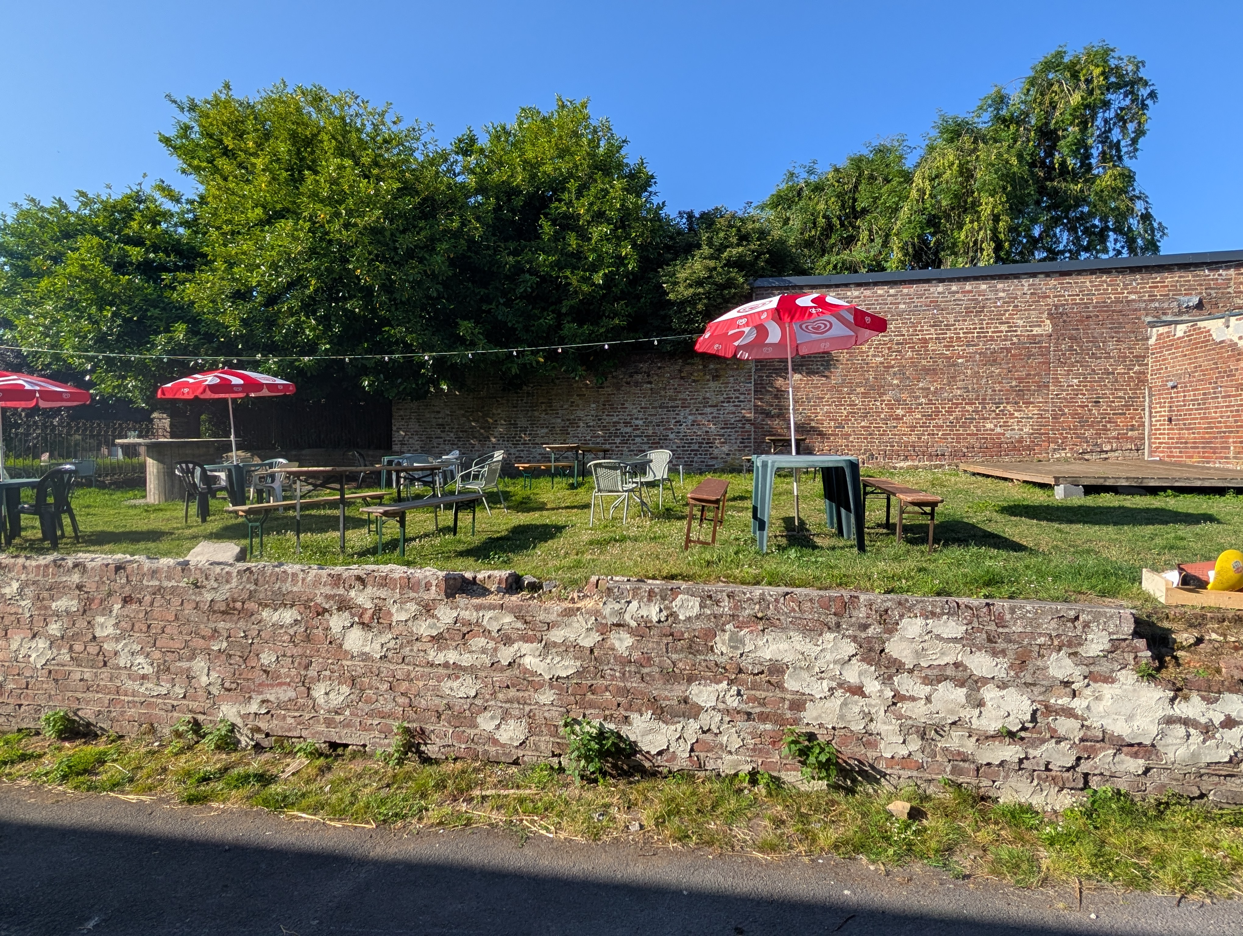 !!!!! Affaire à saisir !!!!!!
Je vends mon fond de commerce situé dans un village dynamique Honnecourt sur Escaut ( village de 700 habitants à 15 km de Cambrai).
Aucune concurrence dans un rayon de 7 km. 
Activités 
Épicerie multi services ( produits locaux)
Vente de gaz 
Relais colis 
Bar 
Petite restauration.
Possibilité de développer encore plus l'activité avec de la restauration avec une pièce non exploiter environ 60 m2 avec les murs entièrement carrelés ( besoin d'un petit rafraîchissement)
Grande terrasse privée env150 places et parking au portail 
Côté chiffre la petite boutique n'a pas a rougir !!!!!!
Loyer très faible - de 500€ (poubelle et impôt inclus)
Possibilité d'habiter a l'étage.
N'hésitez pas à me contacter pour plus de renseignements 
J'en demande 45 000 € ( ils seront rentabilisé avant 1 ans)