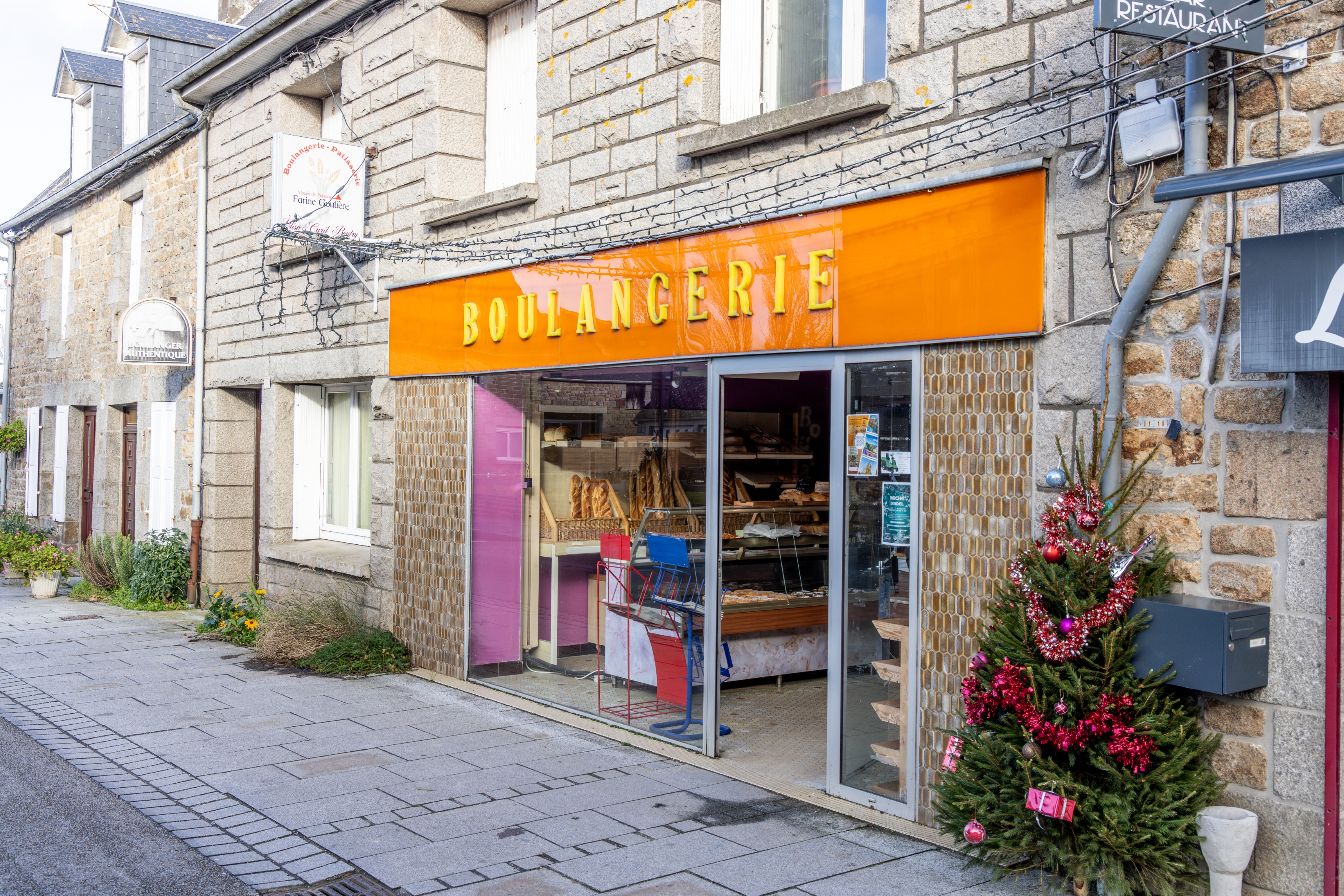 À VENDRE – BOULANGERIE EN PLEIN CENTRE-BOURG
LE FERRÉ (35420) – Commune dynamique de plus de 700 habitants

Boulangerie artisanale implantée depuis 1899, idéalement située au cœur du bourg, sur une rue passante offrant une excellente visibilité.

Description du fonds de commerce (100 m²)
•	Magasin en façade donnant sur l’axe principal du village
•	Fournil équipé, comprenant :
o	Four à fioul 6 bouches
o	Tapis élévateur
o	Matériel de boulangerie et pâtisserie laissé à l’acquéreur
•	Pas d’exclusivité meunière – aucun prêt meunier
•	Pas de silo à farine (travail en sacs)
•	À prévoir : remise en état de la vitrine du magasin et du pétrin

Logement compris
Un logement spacieux de 120 m², situé au-dessus de la boulangerie, idéal pour une installation en famille ou pour réduire les charges de fonctionnement. Loyer 720 €
Atouts
•	Commerce historique, clientèle fidèle et locale
•	Tournée qui représente 1000 € / mois
•	Approvisionnement des collèges et écoles, maisons de retraite avoisinantes qui représentent 2800 environ / mois
•	Chiffre d’affaires 2024 : 125 000 €, en progression constante
•	Outil de travail complet, prêt à reprendre et développer
•	Zonage : FRR
•	Accompagnement possible : Mairie et Fougères Agglomération

Fonds de commerce vendu 55 000 € négociable