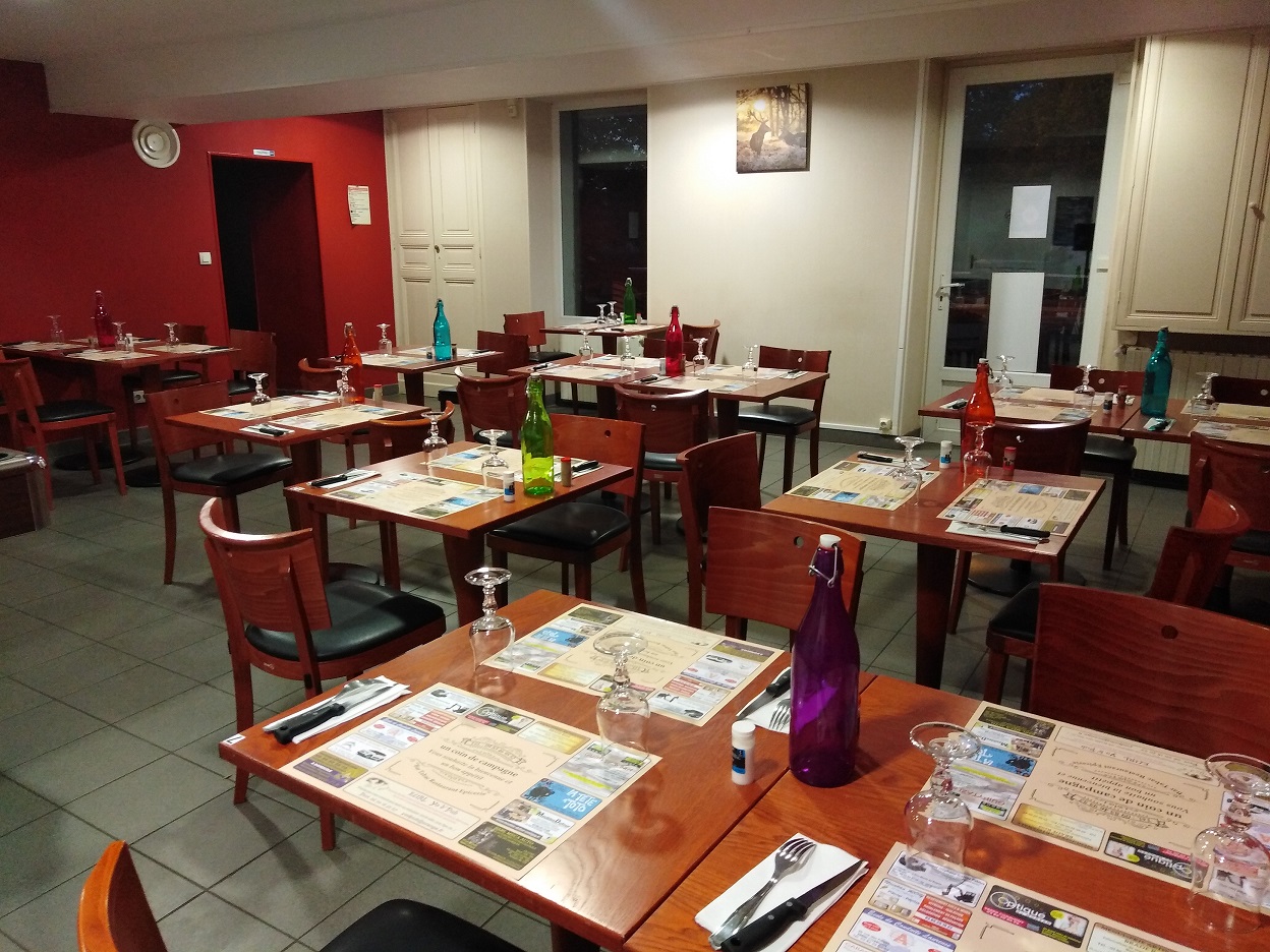 La commune de Guipy, située dans la Nièvre à proximité des étangs de Baye et de Vaux, recherche exploitant pour son Café Épicerie Restaurant "Un coin de campagne".
Restaurant 30 couverts avec cuisine équipée.
Terrasse.
Partie épicerie avec cuisson de pain et viennoiseries.
Bar licence IV, tabac et FDJ.
Le commerce est loué avec un logement à l'étage : 3 chambres, 1 salon, salle de bain et WC.
Chauffage au fuel.
Loyer : 750 euros mensuel TTC.