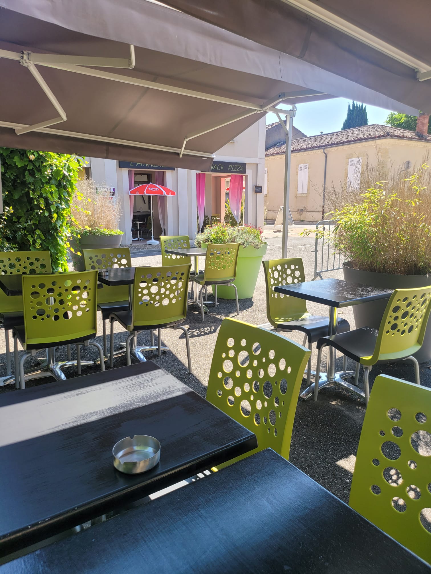 En plein centre du village etablisements sai.. Snacking et Pizzas sur place ou à emporter. Salle 25 couverts terrasse 20couverts. Fermeture le dimanche..En place depuis 10ans clientèle fidèle. Vente Cause maladie.