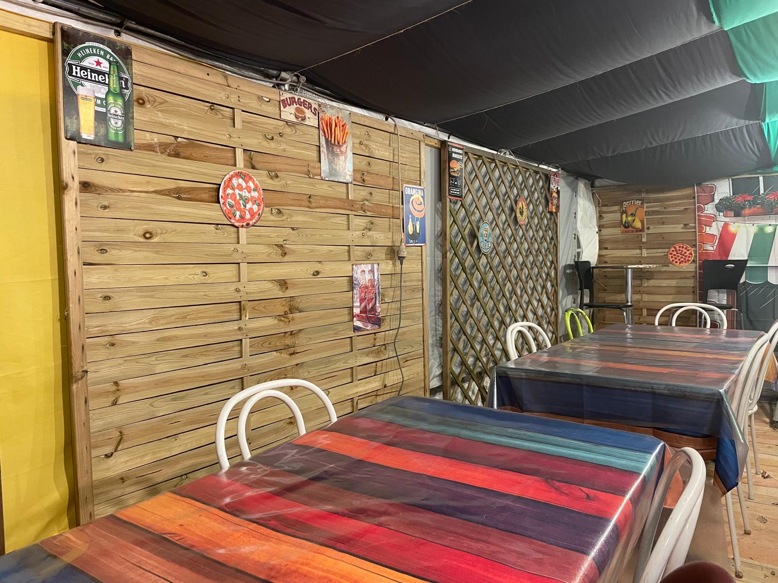 Céde pizzeria snack dans petit village de la vienne.
Vente sur place ,emporter,livraison.tres peu de concurence ,developpement possible.
Vente cause changement de vie.
Nous faisons la passation la formation le suivi.
Local fournie par la mairie.
Charge tout compris trés légere.
