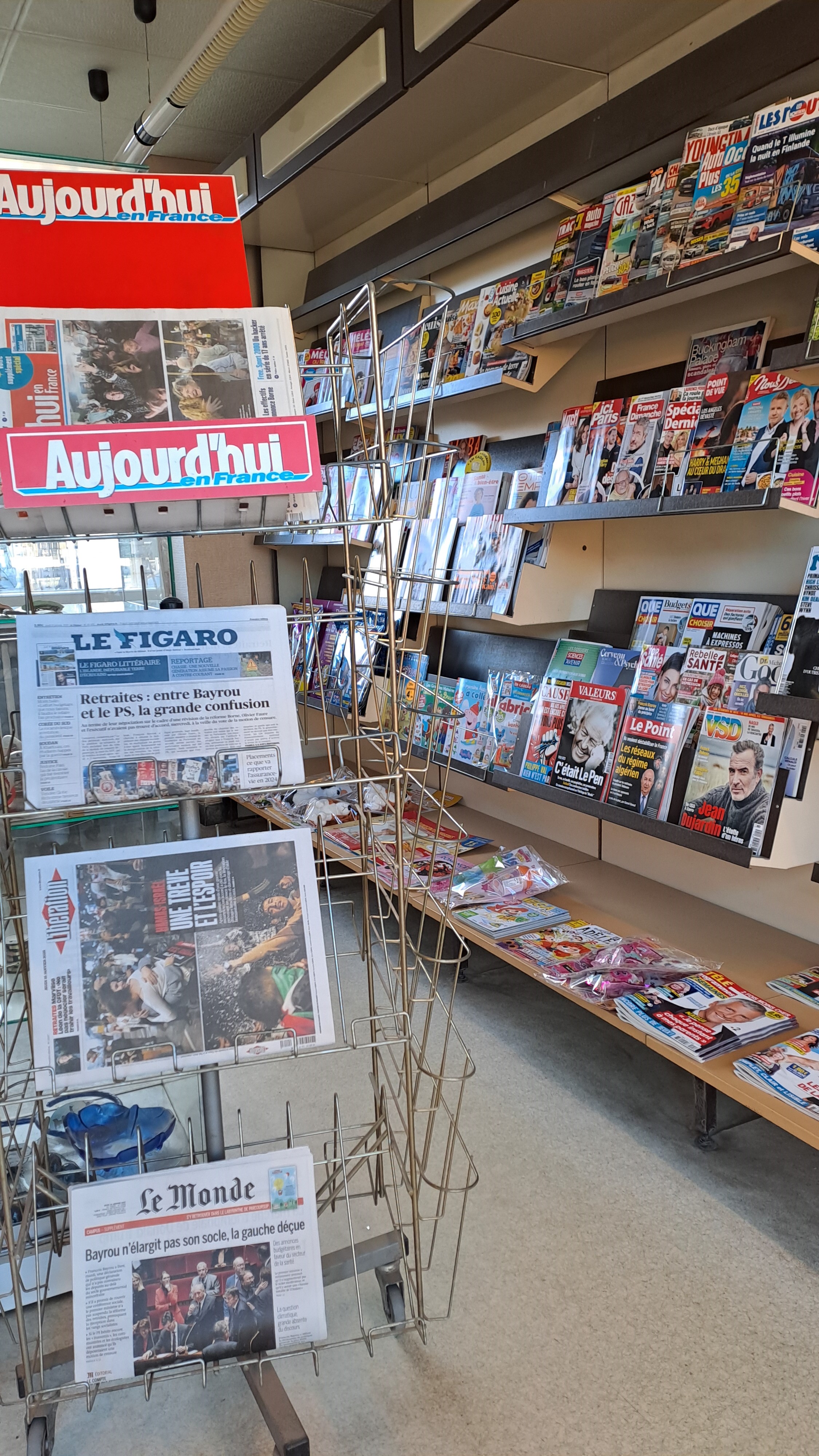 Vends fonds de commerce TABAC / PRESSE / FDJ à Lézinnes, charmant village de l'Yonne (89) situé sur un axe routier principal ( Paris- Lyon ) et comprenant tous les commerces de première nécessité ( supérette, boulangerie,  pharmacie,  coiffeurs, restaurant...).
Le bureau de tabac est en plein cœur du bourg. Il comprend une surface commerciale de 30 m² et un logement T2.
Loyer très attractif.
2 arrêts minute devant le commerce et un  parking public gratuit face à l'établissement. 
Clientèle locale, des villages environnants,  et de passage. 
Affaire à développer. Le repreneur pourra proposer et renforcer la diversification.