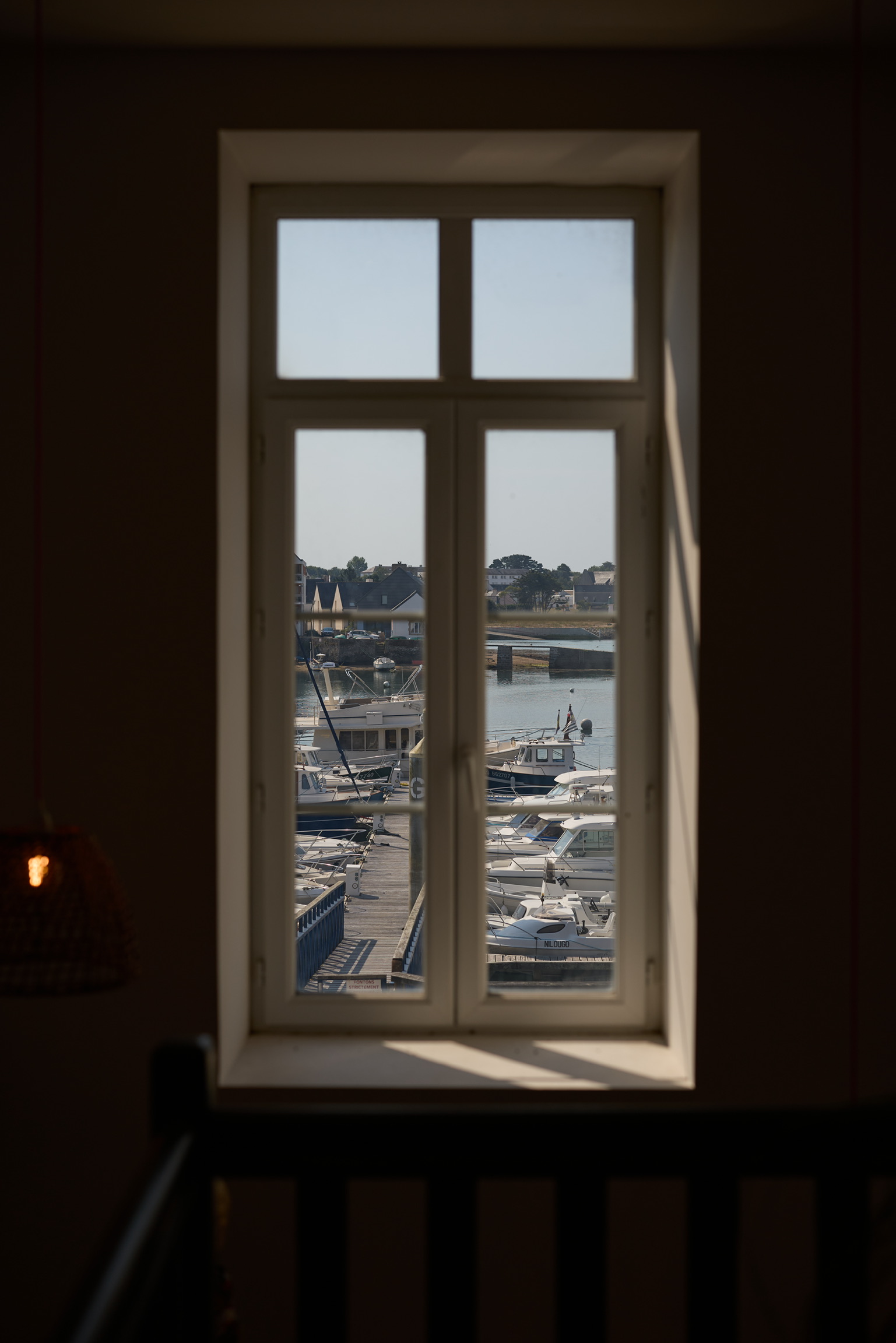 AUDIERNE – FINISTÈRE SUD

À vendre – Fonds de commerce & Murs commerciaux

Une adresse d'exception au cœur du port d'Audierne.
Au cœur d'Audierne, sur le quai Sud, face au port et à quelques pas des plages, découvrez une opportunité rare d'acquérir simultanément un fonds de commerce reconnu depuis plus de 25 ans et ses murs commerciaux, dans l'un des emplacements les plus prisés de la baie d'Audierne.

Idéalement située sur la promenade du port, la boutique bénéficie d'une visibilité remarquable sur un axe piéton incontournable reliant les principaux parkings au marché traditionnel et à la place du centre-ville. Son emplacement privilégié lui assure un flux constant de clientèle locale et touristique tout au long de l'année.
Installée dans un bâtiment historique emblématique de la ville, elle profite d'une vue dégagée sur le port et ses bateaux, offrant un environnement de travail unique où se conjuguent dynamisme commercial et qualité de vie.

Développée sur environ 70 m² répartis sur deux niveaux de vente, cette élégante boutique propose un univers entièrement dédié à la femme : prêt-à-porter, bijoux, chaussures, sacs et accessoires de mode, sélectionnés avec soin dans un esprit tendance, raffiné et qualitatif.

Depuis plus de 25 années d'activité, cette adresse n'a cessé d'évoluer afin de répondre aux attentes de sa clientèle et aux nouvelles tendances du marché. Cette capacité d'adaptation lui a permis de développer une solide notoriété et de fidéliser une clientèle locale comme touristique.

Le commerce est présenté dans un état irréprochable. Son mobilier récent, son agencement soigné et la qualité de ses équipements permettent une reprise immédiate de l'activité, sans travaux ni investissement complémentaire.

Au-delà de l'activité actuelle, cette acquisition représente également une véritable opportunité patrimoniale. L'acquisition conjointe du fonds de commerce et des murs permet au repreneur de devenir pleinement propriétaire de son outil de travail, tout en bénéficiant des avantages liés à la détention de l'immobilier commercial et d'une plus grande liberté dans la gestion de son investissement.

La configuration des lieux offre également de nombreuses perspectives d'évolution. Les espaces répartis sur deux niveaux permettent notamment d'envisager une réduction de la surface commerciale de l'étage afin d'y créer un studio indépendant avec vue sur le port, bénéficiant d'un accès privatif par la cage d'escalier de l'immeuble (sous réserve des autorisations administratives en vigueur). Une solution idéale pour un logement de fonction, une location saisonnière ou un espace professionnel complémentaire.

L'activité présente enfin un fort potentiel de développement, notamment grâce au digital : développement d'un site e-commerce, communication sur les réseaux sociaux, stratégie omnicanale ou fidélisation en ligne constituent autant de leviers de croissance pour accompagner son évolution.

Les atouts de cette opportunité
 • Emplacement premium sur le quai Sud, face au port d'Audierne. 
 • Vue dégagée sur le port et les bateaux. 
 • À quelques pas des plages, du marché et du centre-ville.
 • Axe piéton très fréquenté reliant les parkings au cœur commerçant. 
 • Bâtiment historique de caractère.
 • Environ 70 m² répartis sur deux niveaux de vente.
 • Plus de 25 ans d'activité, avec une excellente notoriété. 
 • Concept store féminin : prêt-à-porter, bijoux, chaussures et accessoires de   mode. 
 • Clientèle locale fidèle et forte attractivité touristique. 
 • Mobilier récent et boutique en excellent état. 
 • Aucun travaux à prévoir – activité immédiatement exploitable. 
 • Bien modulable offrant la possibilité de créer un studio indépendant avec vue sur le port et accès privatif (sous réserve des autorisations nécessaires).
 • Fort potentiel de développement, notamment grâce au digital. 
 • Aucun salarié à reprendre, pour une reprise simple et une totale liberté d'organisation. 
 • Acquisition simultanée du fonds de commerce et des murs, offrant une véritable valeur patrimoniale.

Vente directe – Sans frais d'agence.

Une opportunité rare d'acquérir un commerce reconnu, un emplacement de premier ordre et un patrimoine immobilier dans un cadre de vie exceptionnel, entre port, plages et dynamisme commercial.