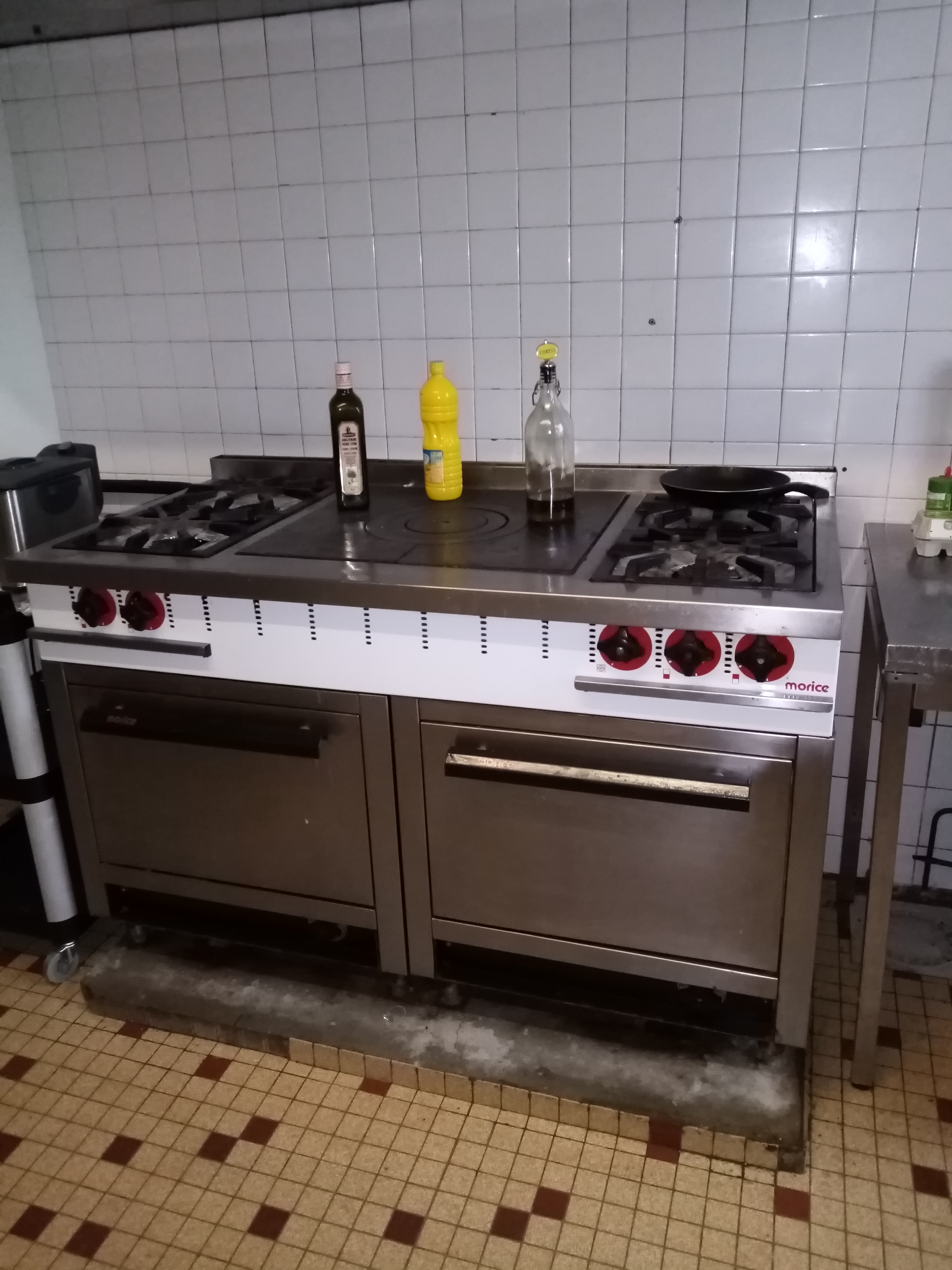 Licence IV OFFERTE BAR RESTAURANT FERMER DEPUIS 2020 SUITE AU DECES DE LA PATRONE la maison  est en partie  encore meublé tenu 16 ans très bien placé à 15 minutes de l autoroute A 75 et plein centre du village de LA CHAPELLE LAURENT  15500 il EST IMPORTANT DE VENIR VISITER POUR VOIR LE POTENTIEL DES LIEUES  ,il faut passer aux multi services tabac journaux  pain etc...pour l instant il n y a plus de bar dans le village .à voir vraiment.