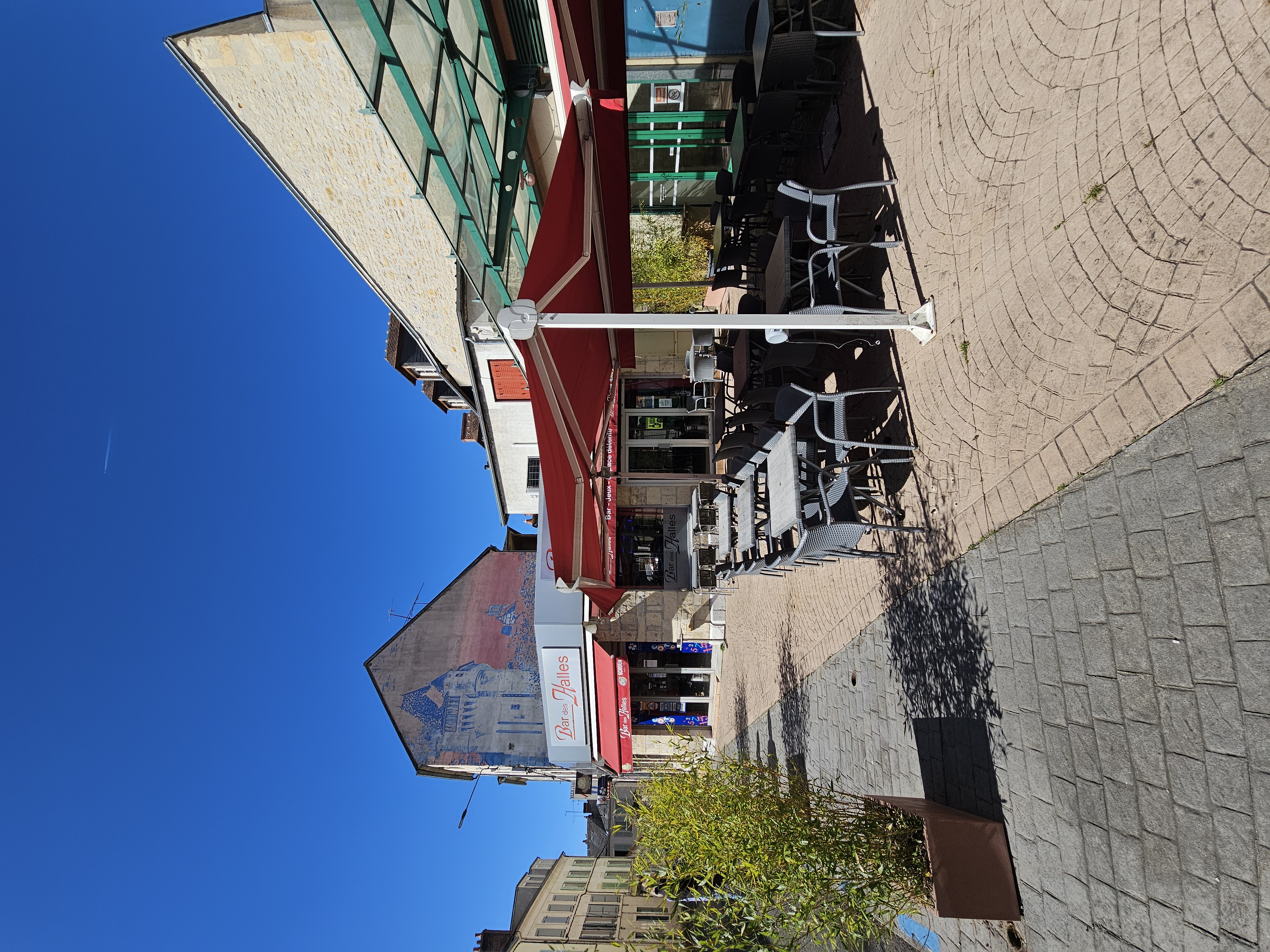 Vous rêvez d’un nouveau départ ? 
D’un projet à taille humaine, où convivialité rime avec qualité de vie !!!
Nous vous proposons une belle opportunité de reprise : un bar avec Licence IV, situé en plein centre de Nevers, ville d’art et d’histoire au cœur de la Nièvre.

Un lieu de vie à faire (re)vivre
Cet établissement exploité depuis des décennies, situé dans un quartier commerçant très fréquenté, face au Marché Carnot, un bar de quartier chaleureux, un lieu de rencontres intergénérationnel, présente fort potentiel pour devenir un bar à thème, soirées tapas, petite restauration selon vos envies…

Les plus :
•	Licence IV incluse
•	Bonne visibilité et emplacement attractif
•	Local en bon état, fonctionnel, avec possibilité de petite restauration
•	Clientèle locale fidèle, à développer
•	Possibilité de petite restauration et/ou d’animations

Pour qui ?
•	Pour une personne seule ou un couple prêt à se lancer dans une nouvelle aventure
•	Pour une reconversion professionnelle pleine de sens
•	Pour un projet de vie ancré dans un tissu local dynamique et solidaire

Et vous ne serez pas seul !
La CCI Nièvre, les acteurs économiques locaux et les réseaux d’accompagnement sont là pour vous aider dans toutes les étapes :
Étude de projet • Recherche de financement • Permis d’exploitation • Formation • Installation…

Infos et contact : https://www.transentreprise.com/offres/fiche/BFC259599H/a-saisir-bar-licence-iv-au-coeur-de-nevers/bourgogne-franche-comte/nievre/nevers-sud-nivernais

Vous avez envie de changement, de rencontres et de créer un lieu qui vous ressemble ? Cette opportunité est peut-être faite pour vous.