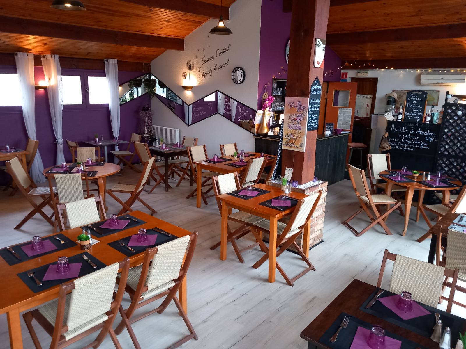 Cause départ en retraite, opportunité rare de reprise d'un restaurant chaleureux,  et idéalement situé à Mimizan, Coeur de Bourg, commune dynamique des Landes, attractive toute l'année et touristique en saison

Style typique Basco-landais offrant un cadre authentique et chaleureux
Superbe salle lumineuse avec belle hauteur sous plafond et des poutres apparentes, idéales pour des présentations élégantes.

Une belle salle de 30 couverts, complétée par une terrasse privative.
Clientèle locale fidèle à l'année et fort flux touristique estival.
Potentiel de développement intéressant.

Affaire saine, idéale pour des professionnels ou un chef souhaitant s'épanouir dans un cadre de vie privilégié entre océan et foret
Faible loyer