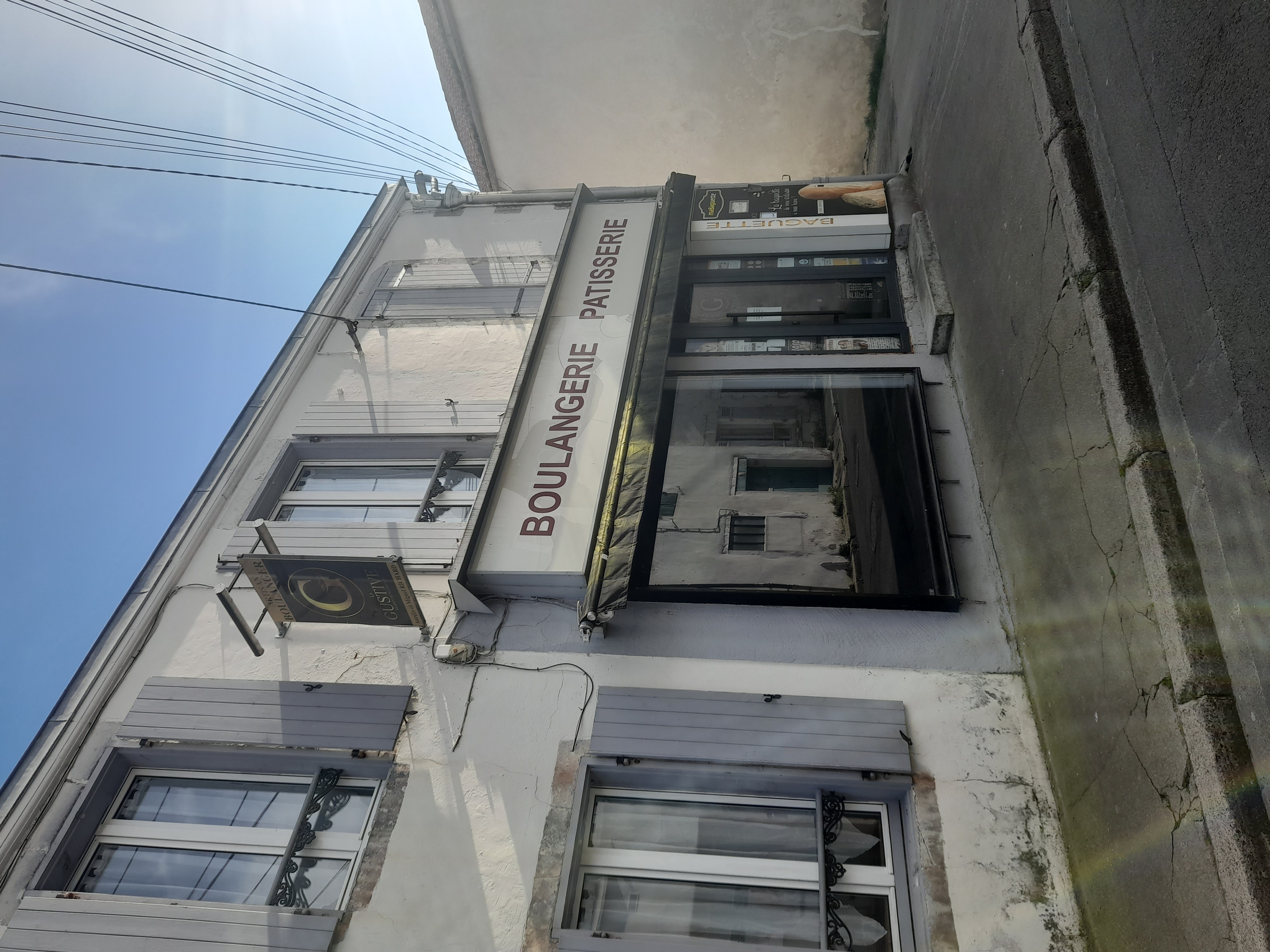 vend boulangerie pâtisserie de quartier , a trois km du pont de l'ile de ré et 4km du centre de la Rochelle, avec logement 5 chambres , salle à manger , cuisine ,matériel en bonne état , et entretenu , magasin rénover il y a 4 ans , four bi énergie 3 étages gaz et un électrique , chiffre d'affaire 296000 euros.