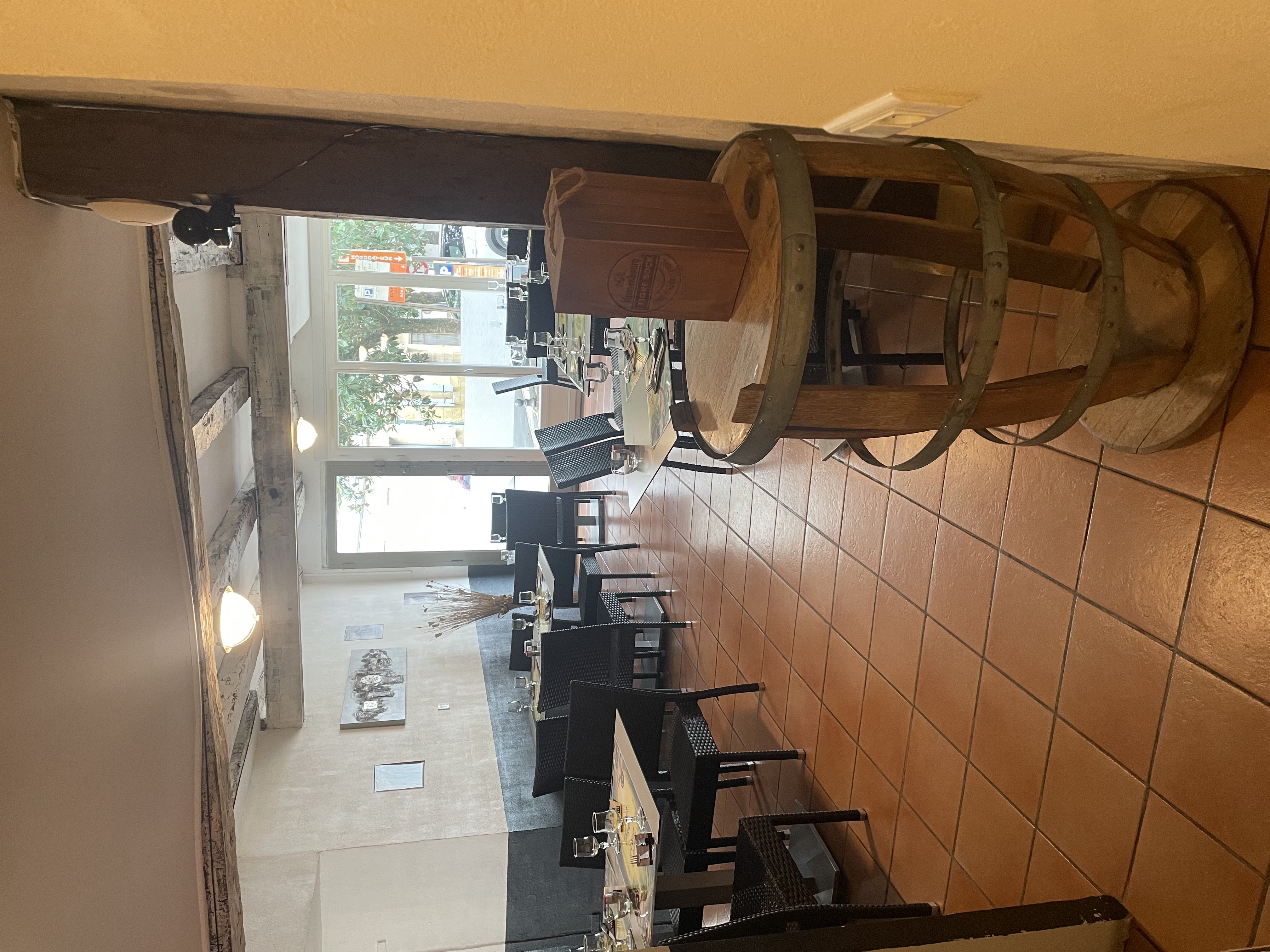 À vendre – Fonds de commerce restaurant centre historique de Bergerac

À vendre fonds de commerce d’un restaurant idéalement situé dans le centre historique, au cœur du Périgord Pourpre, dans un secteur très fréquenté par les habitants et les touristes.

Établissement d’environ 157 m² comprenant :
• Deux salles de restaurant – 40 places assises
• Une cuisine équipée et aux normes, en bon état
• Une terrasse exploitée en saison – environ 40 places

Informations complémentaires :
• Licence IV
• Chiffre d’affaires 2024 : 310 000 €
• 2 salariés en place
• Loyer mensuel : 1 700 € net (hors terrasse)
• Terrasse : 3 400 € environ pour la période du 1er avril au 31 octobre

Restaurant prêt à exploiter, idéal pour couple ou professionnel de la restauration souhaitant s’installer dans une ville touristique dynamique.

Prix de vente : 105 000 € net vendeur.

Pour plus d’informations, merci de me contacter au 06.18.28.06.16