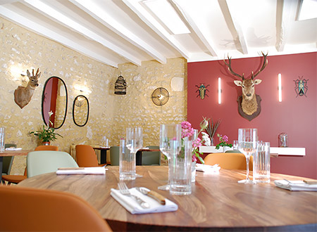 À reprendre, restaurant idéalement situé en Indre-et-Loire, au pied d’un château de charme ouvert à la visite et très fréquenté. L’établissement bénéficie d’une bonne visibilité, d’une clientèle locale fidèle et d’un beau flux de touristes.

Proposant une cuisine maison élaborée à partir de produits frais et locaux, le restaurant dispose de plusieurs espaces :

- Salle principale de 35 couverts avec terrasse,
- Bâtiment annexe comprenant une salle de 70 couverts et une salle à l’étage de 35 couverts avec terrasse privative, parfaitement adaptée aux groupes, réceptions ou séminaires.

Une équipe en place de 4 salariés, pouvant être transférés vers l’autre établissement des exploitants actuels, ou rester sur place selon le souhait du repreneur.

Deux logements attenants complètent l’ensemble, facilitant l’installation du repreneur ou l’accueil de salariés dans un cadre enchanteur : une habitation de 120m² et un studio.

L’affaire est proposée clés en main, avec matériel récent, aucun investissement immédiat n’est à prévoir. Le loyer (1 500 €/mois) est particulièrement attractif au regard de l’emplacement et des surfaces.

CA 2024 : 355 k€ / EBE 40k€ / Résultat 19k€.

Beau potentiel de développement en exploitant davantage l’activité groupes et séminaires (capacité totale de plus de 100 couverts).

Prix de cession du fonds de commerce : 200 k€ net vendeur.