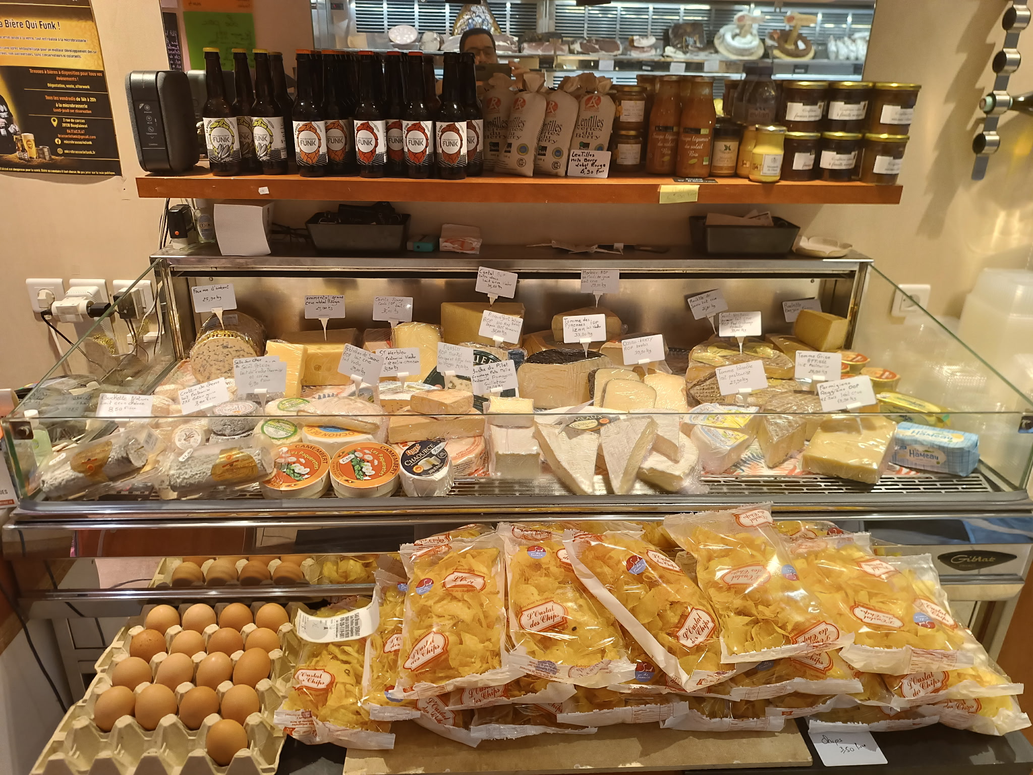 Boucherie, charcuterie, traiteur se situe dans une belle commune d Eure et Loir de 4500 habitants, emplacement idéal :place du château, centre ville dynamique et touristique avec toutes commodités, facile d'accès. 
Louer avec appartement de 70 m2 avec entrée indépendante, loyer total 1380€ avec bail touts commerces. Fermeture le dimanche et lundi, 6 semaines de congés par an 
Cette affaire au potentiel de développement est idéal dans le cadre d'une première installation 
Vend pour cause de retraite