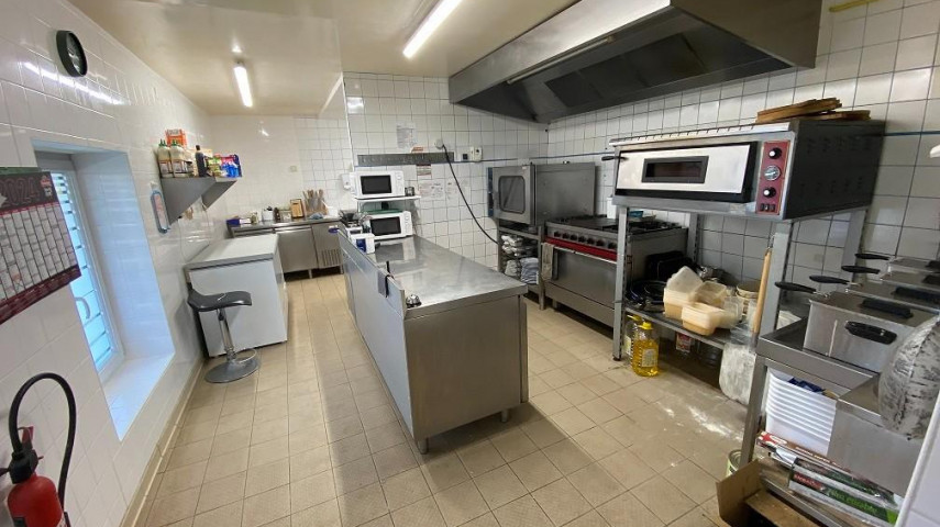 La commune de Valdivienne, 2 800 habitants, est située à 30 minutes de Poitiers et Montmorillon, 15 minutes de Chauvigny  et moins de 10 minutes du CNPE de Civaux. Le café-restaurant se situe dans le village de Morthemer, traversé par la Dive qui alimente un étang à proximité du restaurant. Ce village remarquable abrite un château et une collégiale qui dominent le restaurant. Un parcours Terra Aventura sillonne le village.

La commune recherche un porteur de projet pour valoriser, développer et dynamiser l'activité. Le porteur de projet devra justifier d'expérience dans la restauration.

Le café-restaurant comprend une salle bar-restaurant de 54 m² équipée (mobilier, vaisselle, caisse enregistreuse, lave-verres, percolateur) et une salle supplémentaire de 25 m².  La cuisine est équipée (matériel de préparation, de cuisine, de plonge), une terrasse de 30 m². Une maison de 77 m² sur deux niveaux est attenante au commerce. Au rez-de-chaussée, une pièce à vivre et une cuisine ouverte. A l'étage, 2 chambres plus un bureau ou une chambre d'enfant. 

Les différents types de clients potentiels incluent les habitants locaux, les pêcheurs, les familles et les touristes attirés par l'étang et le charme du village. En outre, il est envisageable de cibler un autre segment tel que les employés des entreprises environnantes, notamment ceux du CNPE Civaux, ainsi que les artisans et les travailleurs de passage.

Le loyer pour le restaurant est de 675 € HT par mois et de 350 € HT pour l'habitation.