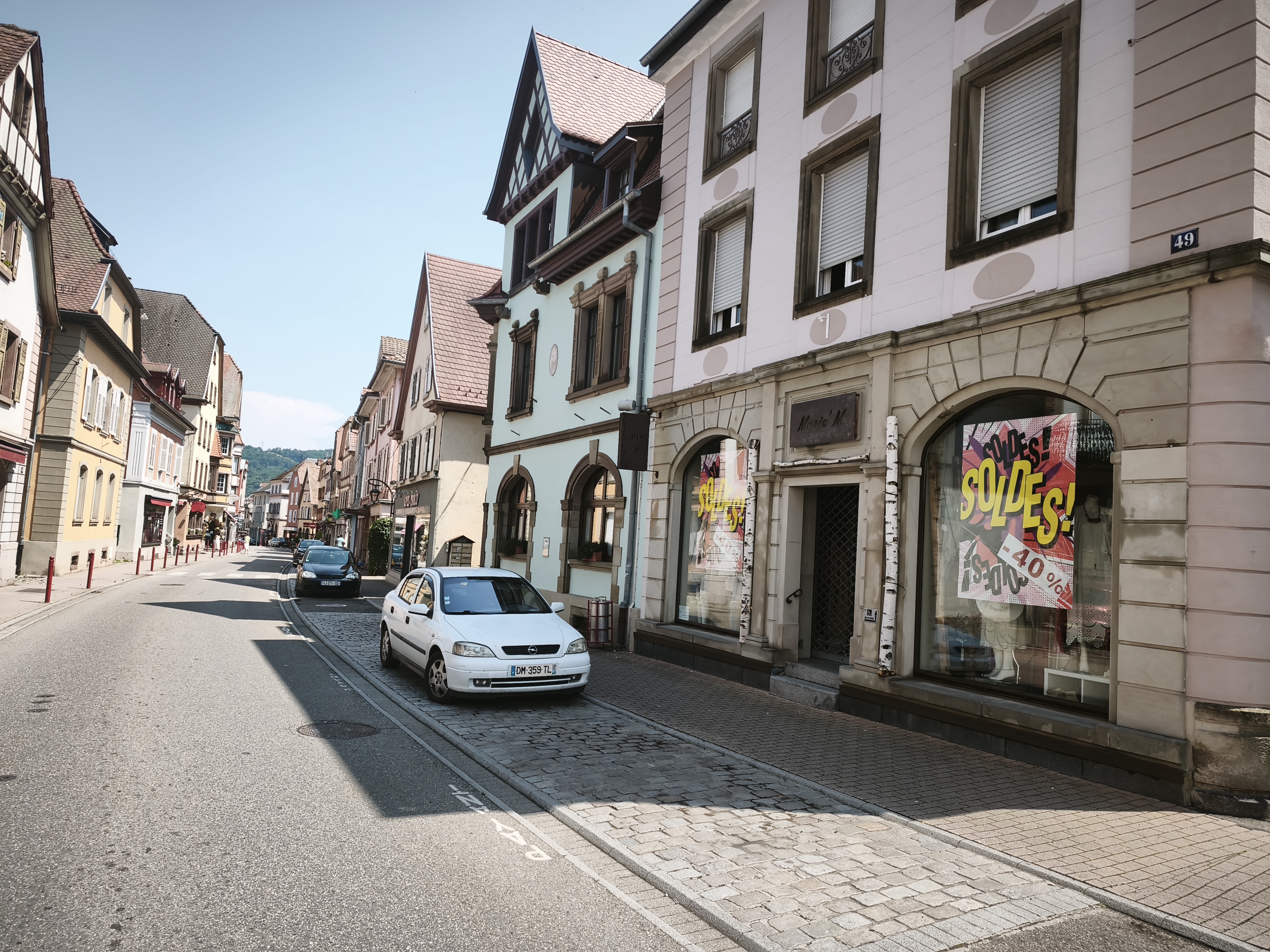 À CÉDER – FONDS DE COMMERCE PRÊT-À-PORTER – CENTRE-VILLE DE MUNSTER (HAUT-RHIN)
Une opportunité rare !
Après 23 années d'exploitation réussie, le propriétaire cède son fonds de commerce pour un départ à la retraite.
Située dans la rue commerçante de Munster, cette boutique de prêt-à-porter,  homme-femme, bénéficie d'un emplacement privilégié, d'une excellente visibilité et d'une clientèle fidèle, locale et touristique.
Boutique climatisée - accès PMR -  disponible de suite.

Cette affaire conviendra aussi bien à un professionnel du prêt-à-porter qu'à un entrepreneur souhaitant reprendre un commerce rentable et reconnu.
Dossier complet sur demande. Bilans disponibles pour les acquéreurs sérieux. Visites uniquement sur rendez-vous. Confidentialité garantie.