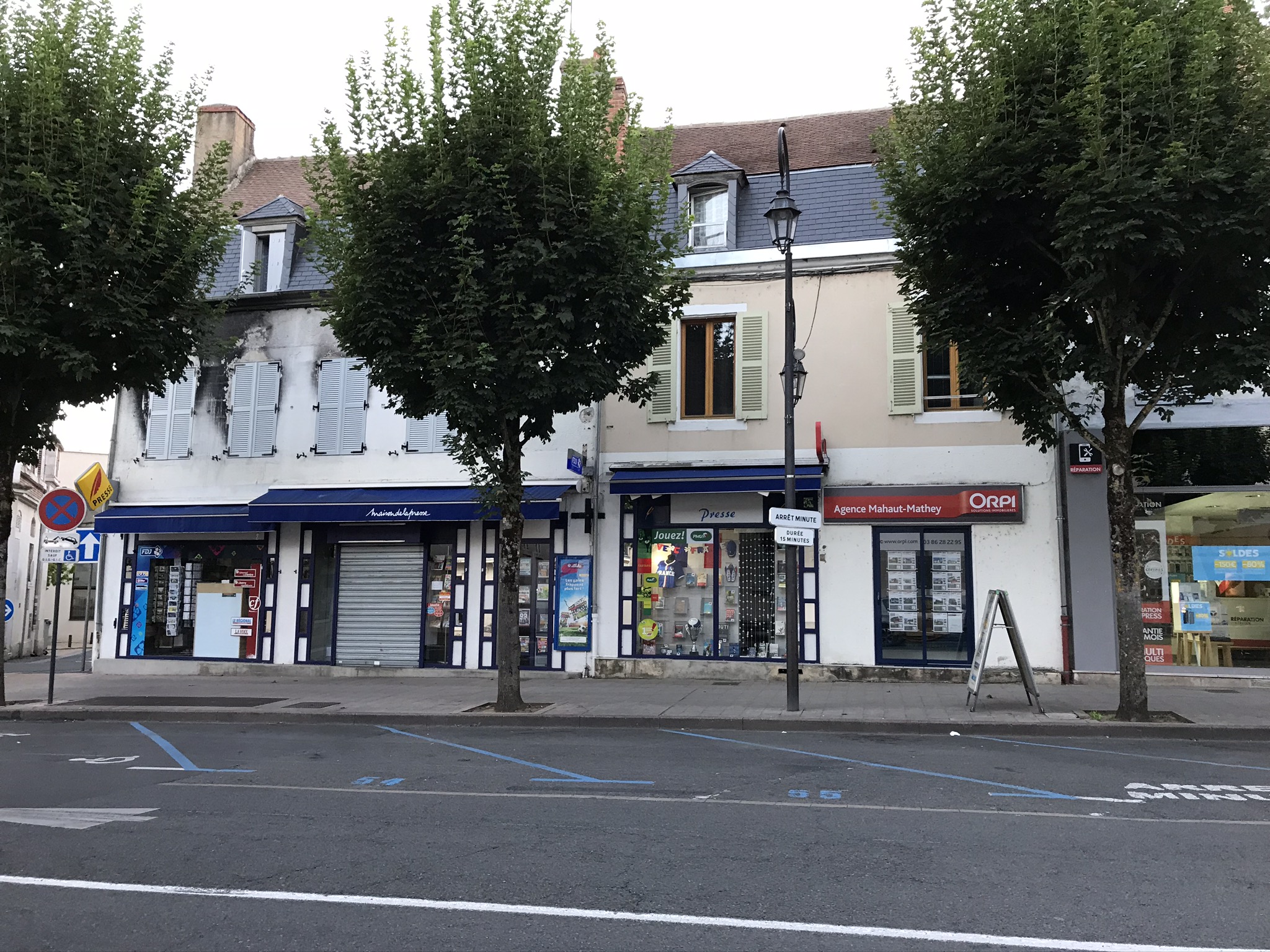 Magasin de Presse, Française des jeux, PMU, Carterie, Cadeaux, librairie, papeterie. Surface environ 100m2 en centre-ville emplacement N•1 places de parking, Marché le mercredi et dimanche matin. En zone ZRR (exonération d’impôts sur les bénéfices pour les 5 premières années). Appartement au-dessus de la boutique accès direct sur deux niveaux 3 pièces 2 chambres. Loyer 1520€Magasin et appartement compris.Bail neuf