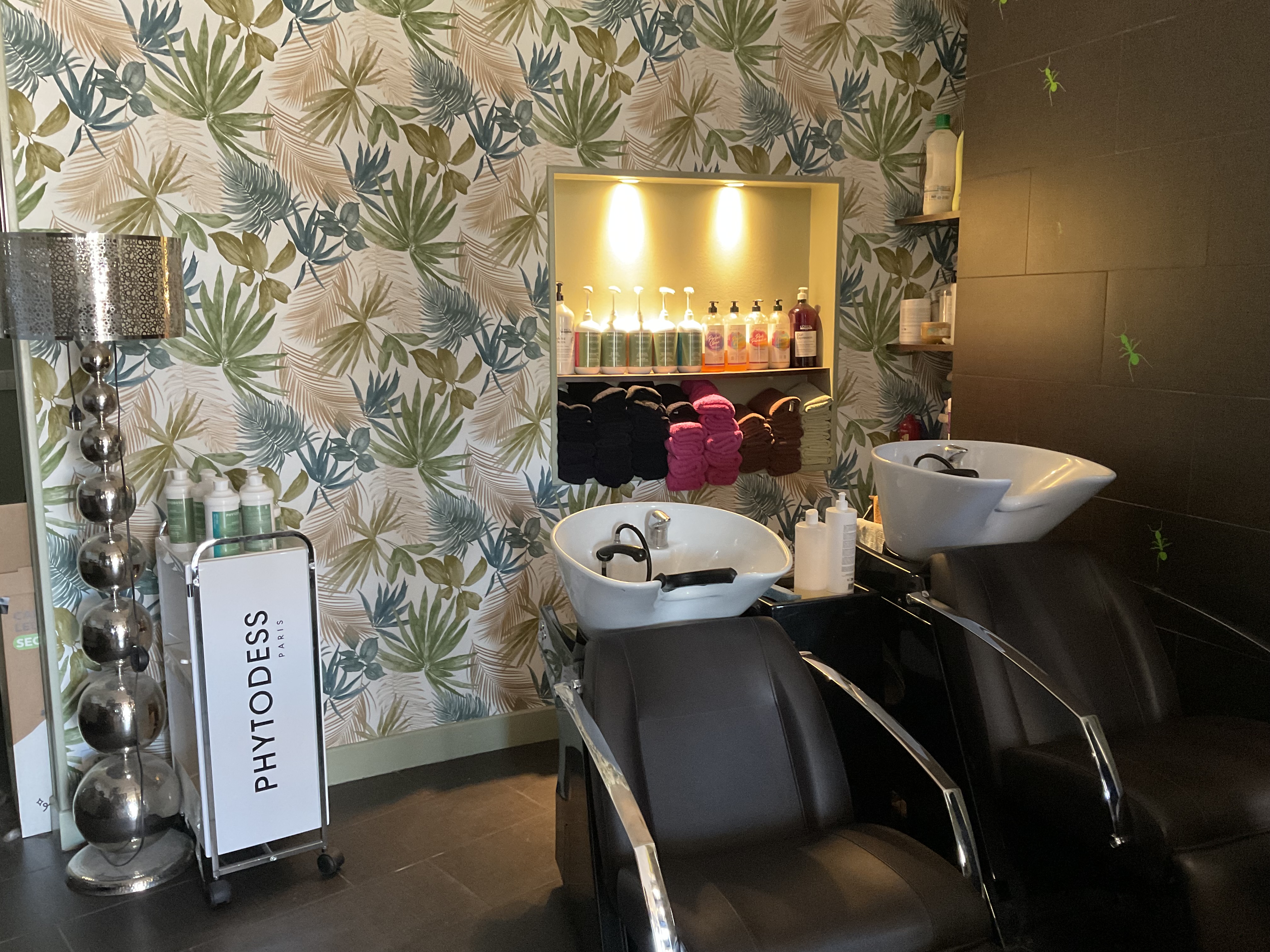 Fond de commerce   Salon de coiffure clé en main à Saint-florent sur-Cher  dans zone commerciale (boulangerie , boucherie, tabac presse, épicerie pharmacie et collège)
Petite ville en plein développement industriel 
Saisissez une belle opportunité de reprise avec ce salon de coiffure de 55m2 idéalement situé à Saint-florent -sur-Cher, sur un axe très passant, à seulement 10 km de Bourges
.  Entièrement rénové récemment, 1 fauteuil barbier et 5 postes de coiffage plus deux bacs électriques .
 ce salon est clé en main et ne nécessite aucun investissement. Il bénéficie d'une clientèle fidèle, offrant une excellente base d'activité, avec un fort potentiel , chiffre d’affaire en augmentation encore à développer .  
Les atouts :  -
 Emplacement visible sur un axe fréquenté -
 Clientèle régulière et fidèle et sympathique  - 
climatisation -
 Salon entièrement rénové -
 Faibles charges 
- Faible loyer (750€) -
 Place de parking privative - 
Accès PMR - 
Activité immédiatement exploitable - Potentiel de développement important  Idéal pour un(e) professionnel(le) souhaitant s'installer rapidement dans un salon fonctionnel et accueillant.  Prix de vente : 69000 € négociable dans la limite du raisonnable   
Pour tout renseignement complémentaire ou pour organiser une visite, n'hésitez pas à nous contacter.