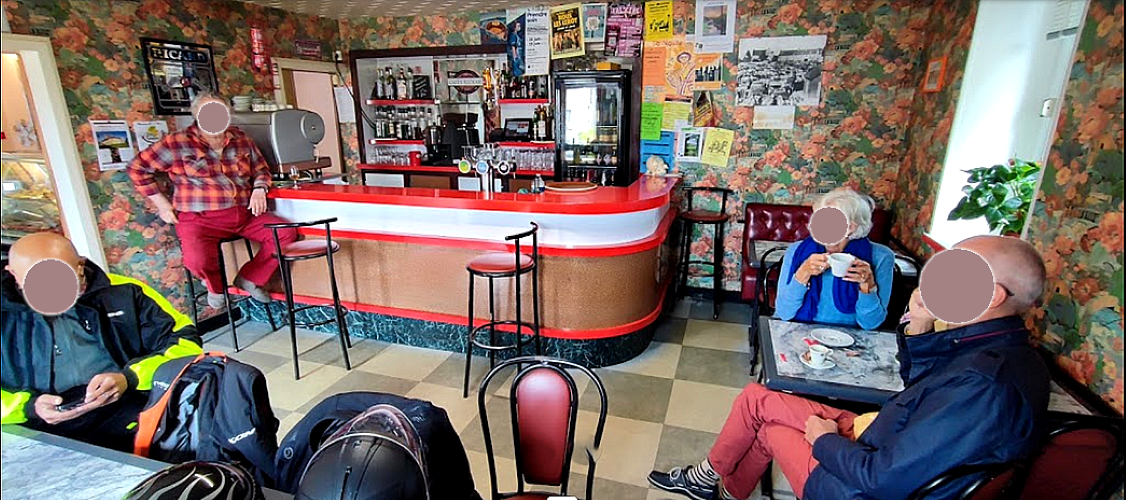 À VENDRE CAUSE RETRAITE 
CAFÉ CHARCUTERIE – SECTEUR MARCHE ET COMBRAILLE – CHÉNÉRAILLES - 
BELLE AFFAIRE A REPRENDRE

À vendre fonds de commerce d’un bar-charcuterie, implanté depuis plus de 28 ans en centre-bourg de Chénérailles. Cette charmante commune rurale dynamique de près de 800 habitants est située à 30 min de Guéret et 18 min d’Aubusson. La commune de Chénérailles dispose de tous les commerces et services essentiels de proximité (école, cabinet médical, pharmacie, salons de coiffure, boulangerie, supérettes, fleuriste, bar-tabac-pmu-FDJ, Presse-FDJ, bar-restaurant, restaurant gastronomique, friterie, station-service, laverie automatique…).

Ce commerce atypique allie une activité de bar (débit de boissons), de petite restauration à emporter (sandwichs, quiches, pâtés à la viande…), de la fabrication et vente de charcuterie (90 % de fabrication maison).

Clientèle locale et fidèle. Local professionnel de près de 80 m², composé d’un espace bar d’environ 24 m², d’un espace boutique charcuterie de 20 m² disposant de 2 vitrines réfrigérées, d'un labo de préparation de 15 m², d’un espace de plonge (6,5 m²) et d’un espace froid (1 chambre froide de 4 m² / 1 armoire réfrigérée), d’un bureau et d’un WC. A l’étage (44 m²) : espace réservé au stockage et un vestiaire pour le personnel. 

Grande terrasse de 50 places.

Cette affaire est vendue entièrement équipée : fours, marmites, 1 fumoir, 1 laminoir à main, 1 poussoir, 1 trancheuse, 1 cutter, 1 rôtissoire sur roulette, balances, tables de préparation et de découpe, tables inox, tables et chaises, machine à glaces, 1 véhicule de tournées (Citroën Jumper aménagé) …

Chiffre d'Affaires 2025 : 394 769 € HT dont 75 % du CA réalisé en charcuterie-petite restauration à emporter et 15 % du CA réalisé via les tournées. L’entreprise ne propose pas d’activité de traiteur. Effectif de l’entreprise : 3 - l’exploitant + 1 charcutier expérimenté + 1 vendeuse.

Bail commercial incluant la location de Licence IV. 

Loyer mensuel : 500 € HT / mois. Possibilité d’acheter les murs.

Prix de vente du fonds : 120 000 €
Tout le matériel est vendu avec le fonds.
Stock vendu en sus (à négocier).

Les plus : Accompagnement assuré par le cédant. Affaire située en Zone FRR (France Ruralités Revitalisation) ouvrant ainsi à des exonérations fiscales et sociales.

Étudiera toutes propositions sérieuses.