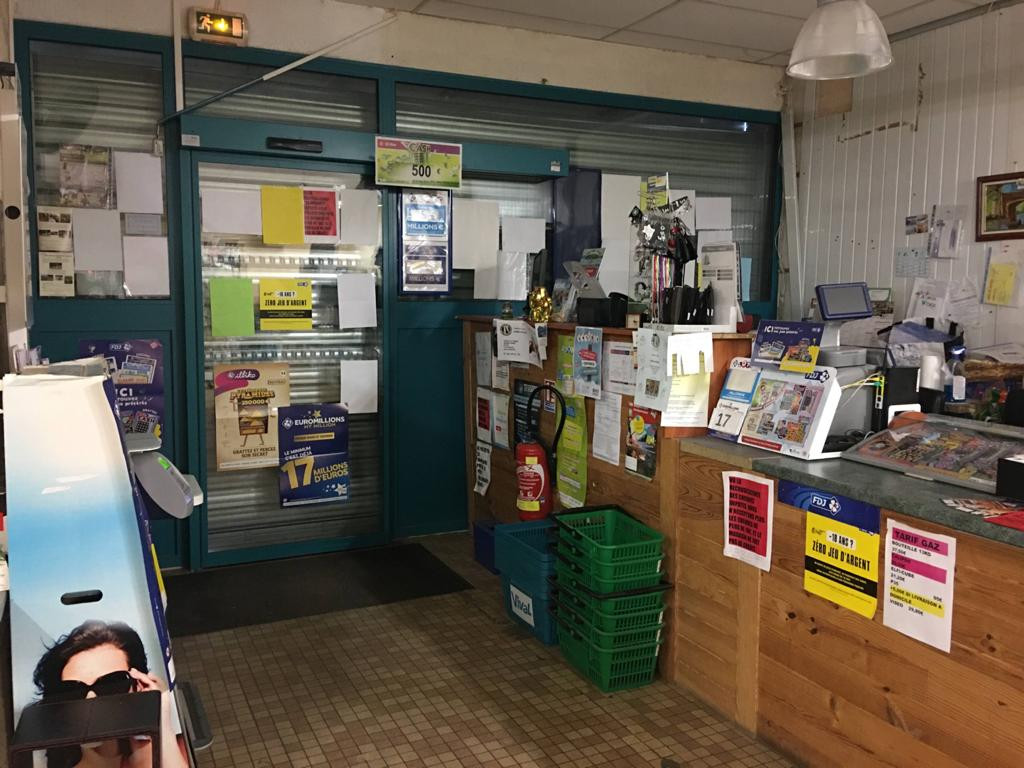 Vends épicerie multiservices, dépôt de pain, FDJ, tabac, alimentation, gaz, fleurs, presse nationale et régionale. Dans petit village de haute vienne situé à 40km de Limoges, dans les monts de Blond, région très calme, verdure, détente. Chiffre d'affaire en augmentation.