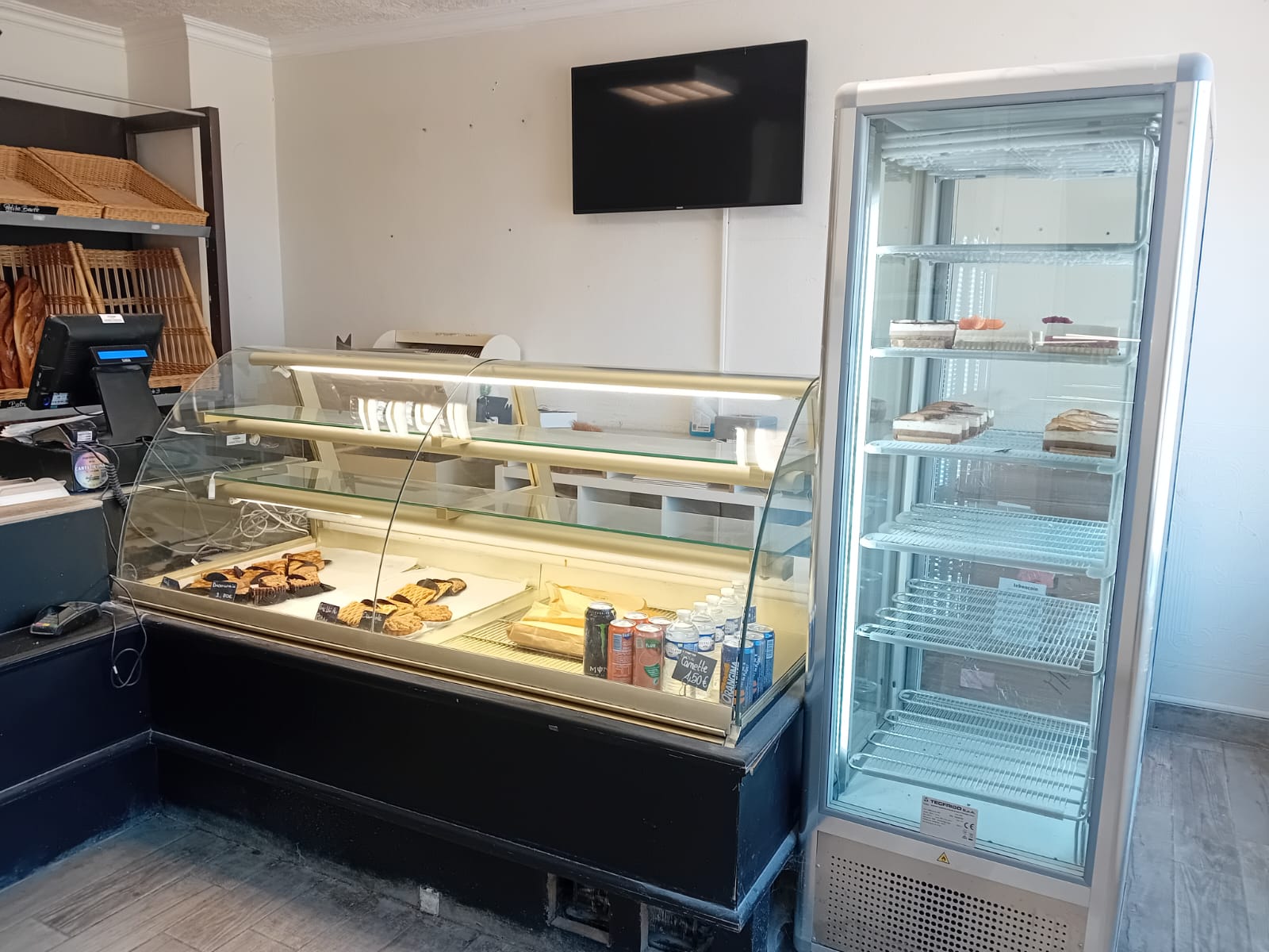 La commune de Lévaré située dans la mayenne en région Pays de Loire recherche un artisan boulanger(e)- pâtissier(e)) pour une location gérance. 
LÉVARÉ est un village de 300 habitants,  situé sur l'axe routier GORRON - FOUGERES (1200 voitures/ jour). 

La boulangerie est équipée de l'ensemble du matériel nécessaire à la fabrication du pain et des pâtisseries. Le local a été rénové en 2022. Accès PMR.

Un logement avec cour privative est compris dans la location. Au RDC se trouve une cuisine, une salle à manger, une salle de bain et un toilette. A l'étage : 3 chambres, 1 bureau et une salle de bains avec toilette.

 Loyer attractif 655 € TTC (bail commercial + logement)

Les boulangeries les plus proches se situent à 9 km. 
Dans le village, se trouvent une école, un restaurant et plusieurs entreprises.

Pour tout renseignement, veuillez vous adresser à la Mairie de LÉVARÉ,
Tél 02.43.08.63.74 ou Mr le Maire Patrick Desmaires au 07.68.22.81.34
mail : mairie.levare@wanadoo.fr