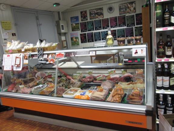 A LOUER Local commercial pour accueillir une boucherie et commerce de proximité à Louroux de Bouble. 
Le village compte 240 habitants mais est éloigné de tout centre urbain et compte encore plusieurs commerces et artisans.

Le bâtiment est situé en plein cœur du village, les murs appartiennent à la commune Montant du loyer : 650€ /mois électricité comprise

Le commerce peut être consolidé par un dépôt de pain et un relai poste commerçant.

Le bâtiment a été rénové en 2008. Les locaux sont composés d’un magasin d’environ 140 m², d’un laboratoire de 5 m², d’une chambre froide de 5 m² et d’un container de stockage d’environ 5 m².

Tout le matériel nécessaire à l’activité est en bon état, il est à reprendre :

Ensemble mobilier magasin (rayonnage, meuble de caisse),1 armoire réfrigérée froid négatif SEDA 2 portes vitrées, 1 vitrine réfrigérée ZOIN Blanche moteur intégré, 1 congélateur LIEBHERR, 3 balances électroniques, 1 trancheur à jambon avec support SHAR FEN, 1 broyeur professionnel 2 plaques à hacher AUGERE POUMARA

Cette opportunité vous intéresse ? N’attendez plus et prenez contact avec Léa GLANOWSKI, chargée d’accompagnement commerces de proximité – glanowski.l@ccspsl.fr ou 06 25 07 99 26