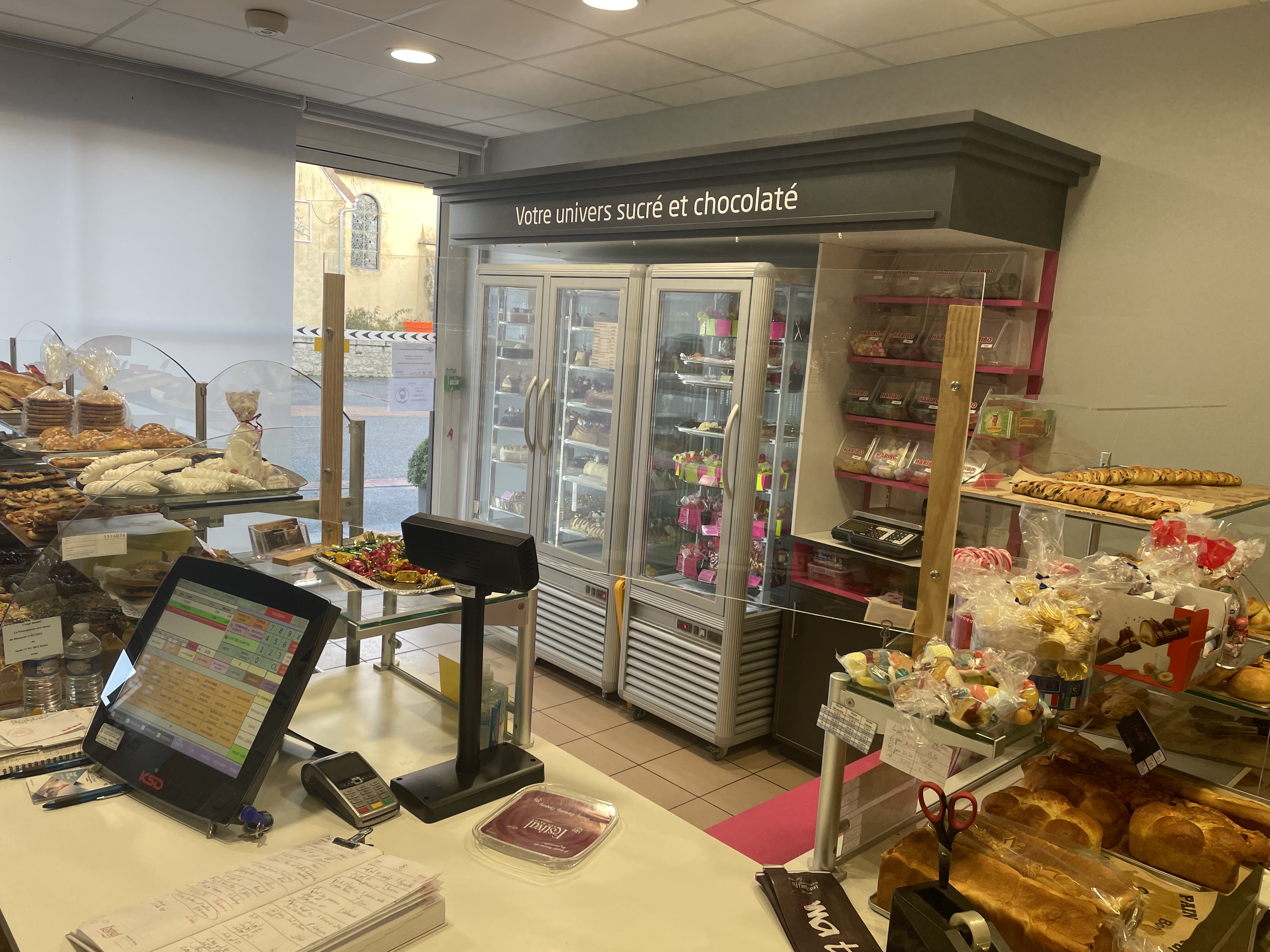 Boulangerie 351 m² Écouves

Radon: à 10km d'Alençon, boulangerie-pâtisserie unique et dynamique, clientèle fidèle locale et de week-end.En plein centre du bourg, le fond de commerce sévit dans des locaux agréables et très soignés. Le  rez de chaussée comprend: la boutique, la cuisine privée, le fournil, le laboratoire pâtissier, une réserve. A ce niveau ( à l'écart de la partie pro) on trouve également la chaufferie du bâtiment avec chaudière et sa cuve fuel. A l'étage la terrasse exposée Sud dessert trois locaux  professionnels (entrepôt farine, local technique et stockage) et l'appartement qui, en duplex, offre un vaste séjour-salon et une salle de bain avec WC , trois chambres (dont une avec dressing attenant) et salle de douche avec WC. L'ensemble immobilier peut être éventuellement cédé avec aménagement. Le matériel professionnel est entretenu régulièrement.