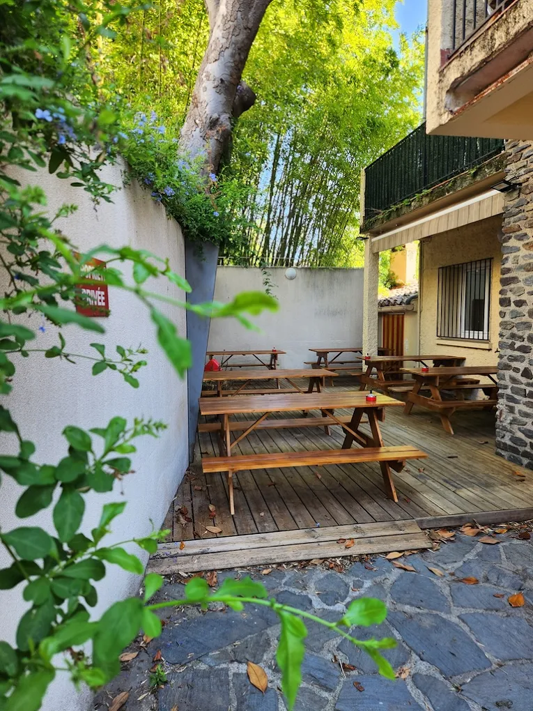 À CÉDER – Fonds de commerce SNACK / RESTAURATION RAPIDE – Emplacement premium et stratégique CÉRET (66)
Snack de restauration rapide sur place et à emporter, création de l’activité de Pizzeria idéalement situé à Céret, capitale de la cerise, dans les Pyrénées-Orientales.
Emplacement premium et stratégique en centre-ville, à proximité immédiate des lycées, écoles et du stade, entouré de nombreux commerces et bénéficiant de parkings gratuits.
Rue à forte fréquentation, animée notamment par le marché hebdomadaire, reconnu parmi les plus beaux marchés de France.
Ville dynamique avec de nombreux événements tout au long de l’année :
Féria, Ronde Céretane, Fête de la Cerise, Fête de la Musique, courses pédestres, feux d’artifice, etc.
Activité
Restauration rapide avec une formule en place comprenant :
Burgers, kebabs, tacos, paninis, frites, etc.
Locaux
•	Surface totale : 100 m²
o	Laboratoire : 14 m²
o	Réserve : 7 m²
•	Aménagement intérieur récent
•	Terrasse extérieure privative de 50 m², sans droit de voirie
•	Équipements : carrelage au sol, climatisation réversible, double vitrage, rideau métallique
Capacité
•	44 places assises en salle
•	30 places en terrasse
•	Ticket moyen : 10 €
Conditions d’exploitation
•	Horaires actuels : du lundi au samedi,
10h–14h et 18h–21h
•	Loyer annuel : 12 000 € HT et non assujettie à la TVA+ taxe foncière (à préciser)
Potentiel de développement
•	Mise en place sous peu d’une activité pizzeria
•	Développement de la livraison à domicile
(scooter électrique déjà existant)
Chiffre d’affaires
•	CA 2025 : 100 000 € (7 mois d’ouverture à partir de mai)
•	Prévisionnel annuel : 200 000 €
Prix de cession
110 000 €