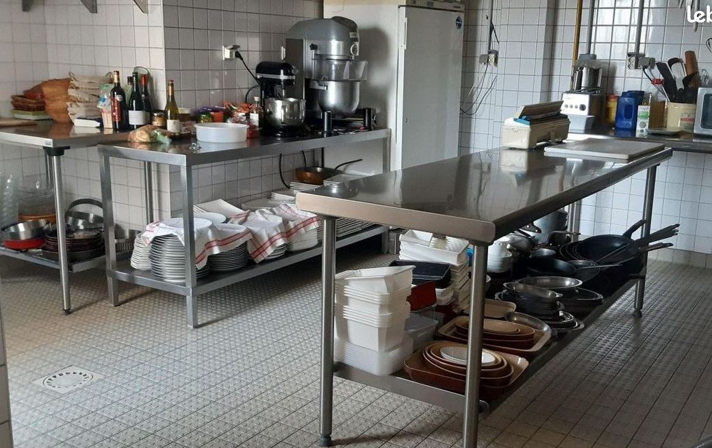 Valérie et Bernard DEVAUX ont créé l'Auberge du Panier Fleuri, hôtel-bar-restaurant, à Montbeugny (03) il y a maintenant plus de 30 ans. 
Bernard, aux fourneaux, a su proposer une cuisine traditionnelle avec l'aide précieuse de Valérie au service. 
Ils ont fait le choix de mettre en vente leur fond de commerce afin de profiter d'une retraite amplement méritée. 

L'Auberge est un bâtiment communal, qui comprend une salle de 60 couverts ainsi qu'une terrasse de 30 couverts.
Un logement privé de 100m² pour les exploitants se situe au dessus du restaurant. 

Cette auberge est située dans un agréable village de l'Allier, de 680 habitants, à proximité du bassin Moulinois, du parc animalier LE PAL à Saint-Pourcain sur Besbre, du LOGIPARC 03 (zone logistique de 180 hectares en plein développement) ainsi que du circuit automobile du bourbonnais. 
La commune de Montbeugny est desservie par une sortie de l'autoroute A79 à moins de 4 kilomètres du centre-bourg.