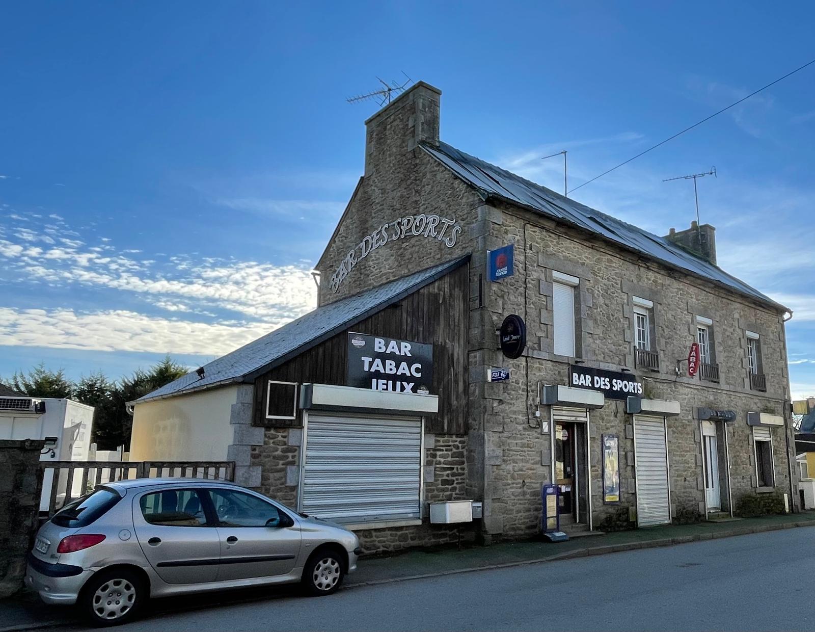 Le seul Bar-Tabac-Jeux de la commune déléguée du Gouray  été placé en liquidation judiciaire le 16 janvier dernier. 

Les 1400 habitants de la commune déléguée n'attendent qu'un repreneur qui fera revivre ce commerce essentiel à l'animation de la vie sociale et commerciale de cette commune aux nombreux atouts ! 

Si vous aviez ce projet de reprendre un bar-tabac-jeux, n'hésitez pas à saisir cette opportunité et à rapprocher : 
- de Maître David, le mandataire judiciaire : saintbrieuc@mjpraxis.fr 
- de Mr Joël Tardivel de l'agence Transaxio - 06.74.59.23.32
- ou de Mr Heurtel -agence Themis - 06.45.56.80.71.

Pour plus d'information sur la commune et son potentiel, Mr Jean-Michel Donne, son Maire délégué, est à votre disposition en Mairie au 02.96.30.27.51.