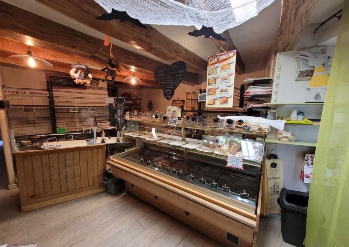 Boulangerie pâtisserie au cœur du centre historique de nyons profitant de l'affluence généré par le marché du jeudi et l'été le marché provencal du dimanche.
Loyer attractif 
Vente cause retraite