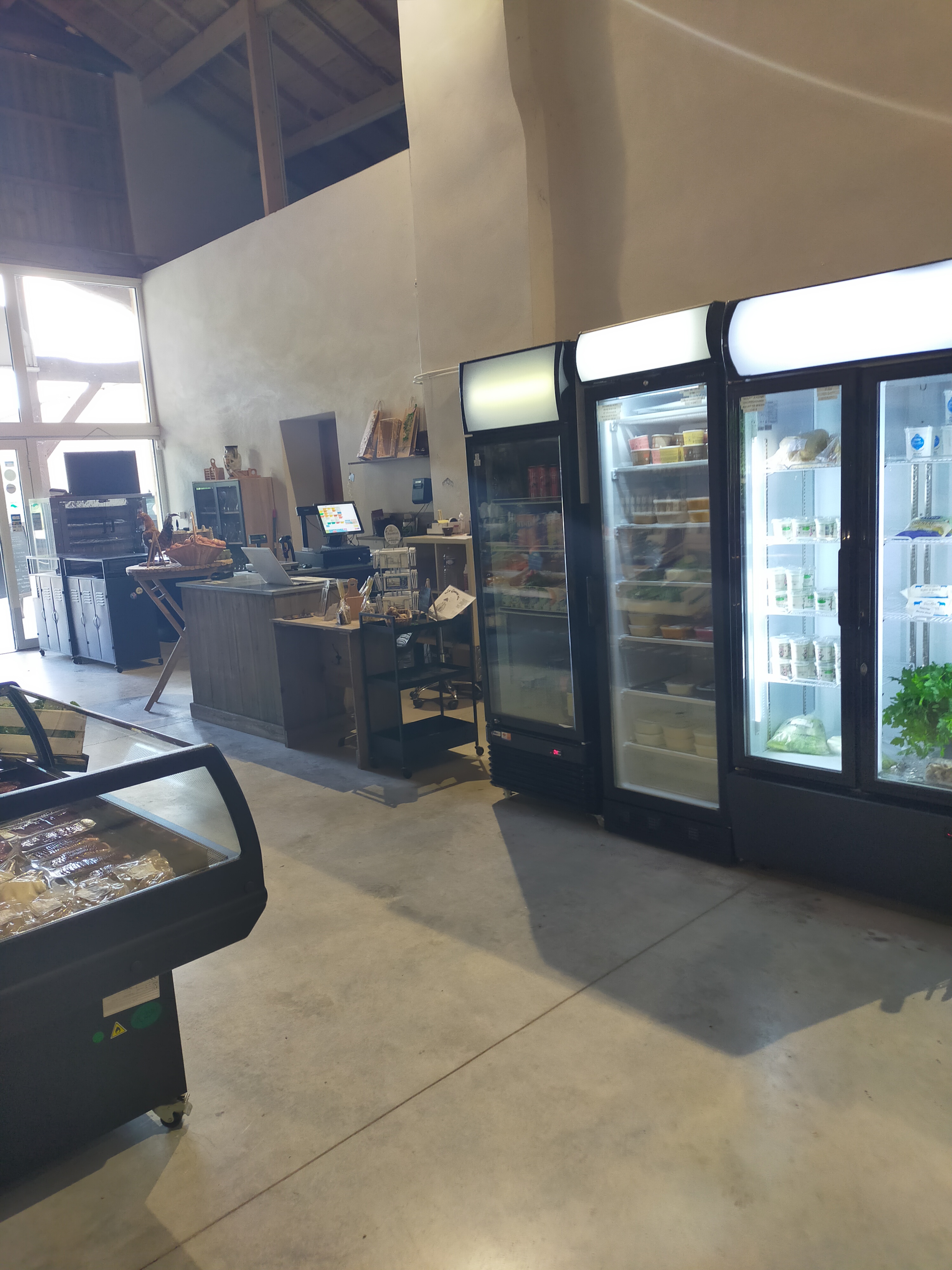 Vend fond de commerce 
Primeur, épicerie fine , dépôt de pain ,snacking ect ..
Dotée d 'une surface de 120m m2,
Équipée de frigos, congélateur, vitrine et chambre froide 
Bénéficie d'un parking privé 
Bail en cours loyer mensuel 1000 € TTC avec un logement attenant de 80 m2 et d' un jardin de 1000 m2
C'est une belle affaire à développer, à fort potentiel idéal pour un couple 
L épicerie est situé à Fauguerolles 47 lot et Garonne sur la départementale 813 très fréquentés
Pour tout renseignement complémentaire veuillez me contacter pour convenir d'un rdv 
( Aucun renseignement par téléphone)