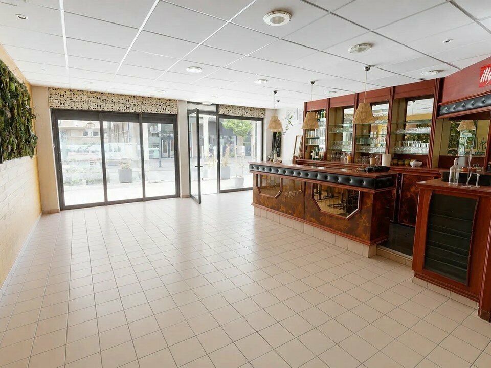 Fonds de commerce de restauration d’environ 70 m² à céder au Havre, à deux pas des Halles Centrales. L’établissement peut accueillir près de 40 couverts et dispose d’une cuisine professionnelle entièrement équipée d’environ 10 m² avec extraction professionnelle. Une cave en sous-sol assure un espace de stockage complémentaire et une terrasse privative complète l’ensemble. L’affaire bénéficie d’une Licence IV et se cède avec une reprise immédiate. Une reprise en location est également possible.

Surface totale : 70 m² (environ 40 couverts) avec cuisine professionnelle d'environ 10 m² et cave en sous-sol pour le stockage. Terrasse privative en complément.

Prix de cession du fonds de commerce : 113 000 €
Loyer annuel (option location) : 16 000 € HT HC
Charges annuelles : 1 800 €
Taxe foncière estimée : 2 000 €
Honoraires agence : 13 % TTC à charge de l'acquéreur

Annonce proposée par Pôle Implantation Commerce, service d'accompagnement des porteurs de projets commerciaux (réf. Ref076297).