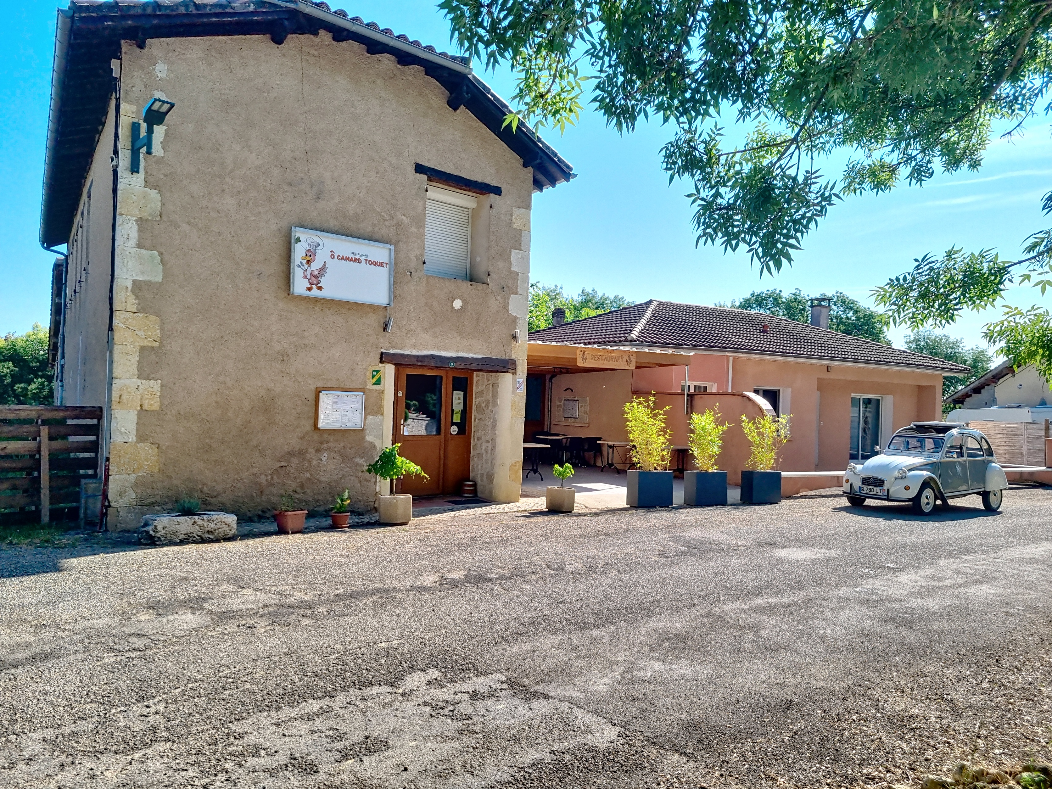 Restaurant Ô Canard Toquet d'Urdens à Vendre - Murs et Fonds de Commerce ! une institution culinaire connue, réputée et appréciée des gourmets et professionnels, idéalement situé au cœur du Gers (32), près de Fleurance (3,5 km). Ce bien d'exception inclut les murs et le fonds de commerce + 1 appartement T3, offrant une solution clé en main pour une reprise immédiate.

Implanté dans le charmant village d'Urdens, ce restaurant traditionnel modernisé jouit d'une activité continue depuis plus de 40 ans, preuve de sa pérennité et de son succès. Le Canard Toquet est une référence pour le bien-manger dans le Gers, proposant une cuisine savoureuse et authentique qui ravit une clientèle fidèle tout au long de l'année.
Le restaurant bénéficie d'un excellent chiffre d'affaires et d'un excédent brut d'exploitation de bon niveau, attestant de sa rentabilité. Sa clientèle est diversifiée : une clientèle d'affaires fidèle le midi, une clientèle locale le soir et une importante clientèle touristique durant la saison, attirée par le charme du Gers, sa gastronomie et son art de vivre.

Atouts et Équipements de Qualité Supérieure
Ce restaurant en vente est un outil de travail directement opérationnel et aux normes, sans aucun travaux à prévoir. Il se compose de :
Une cuisine professionnelle récente entièrement équipée (four professionnel, refroidisseur, saladette, mise sous vide, lave-vaisselle professionnel, chambres froides...), garantissant une production efficace et conforme.
Une salle de restaurant chaleureuse de 35 couverts aménagée dans une ancienne étable, avec une cheminée fonctionnelle pour des dîners intimistes ou repas d'affaires.
Un comptoir-bar accueillant.
Une salle de réception supplémentaire de 50 couverts, idéale pour les événements privés ou professionnels.
Deux terrasses totalisant 50 couverts, parfaites pour profiter des douces soirées du Gers.
Deux WC dont un accessible PMR.
Licence 3 en cours de validité.

Logement de Fonction et Potentiel Locatif
Le local commercial est vendu avec son logement de fonction attenant (Type 3 de 70 m²). Cet appartement rénové avec 2 chambres, traversant, climatisé et en double vitrage, est habitable immédiatement sans aucun travaux. Il offre de multiples possibilités :
Logement du propriétaire repreneur.
Logement pour un salarié, facilitant le recrutement.
Opportunité de revenus locatifs supplémentaires.

Environnement et Commodités
Situé dans un secteur sans concurrent direct notable à moins de 5 km pour la restauration du soir, le restaurant jouit d'une position privilégiée.
Raccordé au tout à l'égout, climatisé, propre et fonctionnel.
Parking facile et spacieux (20 places) pour la clientèle.
Proximité de Fleurance, ville dynamique du Gers, offrant accès aux services et facilités.

Accompagnement et Informations
La chef et propriétaire actuelle propose un accompagnement à la reprise, assurant une transition en douceur et la pérennité de l'activité.
Mots-clés pour vos recherches : vente restaurant Gers, fonds de commerce restaurant 32, restaurant murs et fonds à vendre, cession PME Gers, affaire à reprendre Gers, restaurant à vendre Fleurance, commerce à vendre Urdens, opportunité restaurant Sud-Ouest, investissement immobilier commercial Gers, bien vivre Gers, gastronomie Gascogne, restaurant traditionnel à vendre, hôtellerie-restauration Gers, commerce à céder Gers, vente PME restauration, restaurant rentable Gers, affaires Gers, immobilier commercial 32, entreprise à vendre Gers, Urdens, Fleurance.

Dossier complet (bilans, résultats, diagnostics) disponible sur demande pour les acquéreurs sérieux. Contactez-nous sans tarder pour visiter cette affaire exceptionnelle et concrétiser votre projet au cœur du Gers !
Cette annonce référence 302328 vous est présentée par votre agent commercial BSK Immobilier CHRISTOPHE LAMAZERE (EI) immatriculé au RSAC de AUCH (32000) sous le numéro 84952316200089.

Prix du bien : 279 000,00 €
Prix du bien hors honoraires : 270 630,00 €
Honoraires TTC : 3,09 %
Les honoraires d'agence sont à la charge de l'acquéreur.
