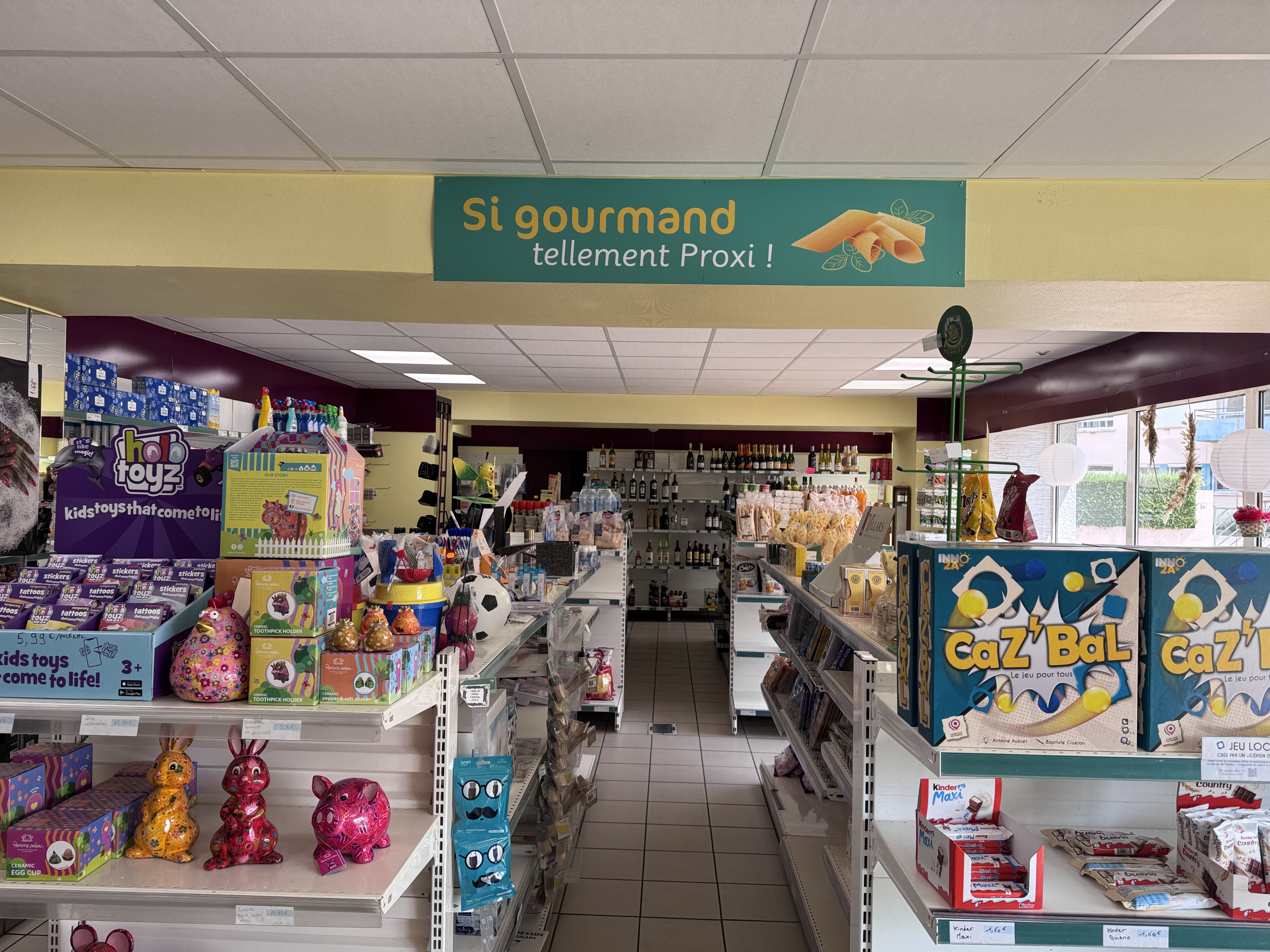 A 20 minutes de  Roanne. Ville de 1400 habitants avec une belle qualité de vie. Magasin situé sur la place principale qui est entourée de nombreux commerces. Stationnement. Grande vitrine offrant une belle visibilité. 
160 m2 de surface de vente avec 40 m2 de réserve,bureau.Matériel complet.Loyer de 800 € mois. Bon CA a développer ( actuellement exploité par personne seule). Dépot de pain,pâtisserie. Bonne clientèle.Maison de retraite en face.
Fermé dimanche après-midi et lundi.
Pas de personnel a reprendre.
Conviendrait a un couple.Mise en place assurée.