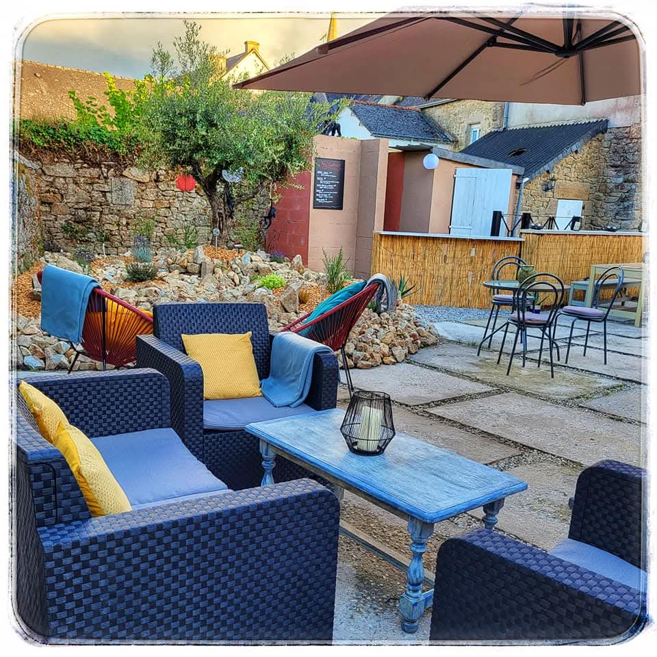 A vendre fond de commerce actuellement exploité 100% en vente à emporter
Vendredi - samedi et dimanche 
(Pizzas et burgers)
CA HT 2025: 125 000 avec 6 semaines de congés.
Affaire idéale pour couple souhaitant développer l'activité
Salle de 40 couverts - terrasse privative - ouverture midi ...
Aucun investissement à prévoir 
Logement T4 avec cuisine aménagée et équipée, Suite parentale + 2 chambres et salle d'eau avec WC. 
Loyer Restaurant: 750€
Loyer appartement: 800€
Achat des murs possible