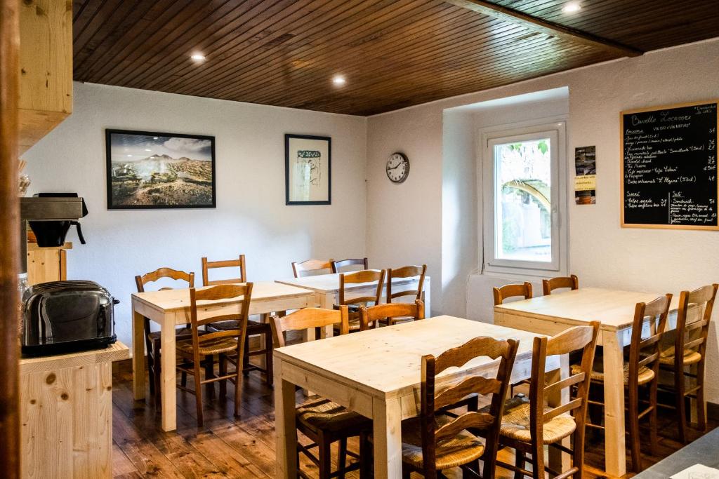 Gîtes, Chambres d'Hôtes, Tables d’hôtes et Local Commercial avec un Fort Potentiel !
Amoureux de la montagne et de la nature, votre future vie vous attend au cœur des magnifiques 
Pyrénées Orientales ! Saisissez une opportunité unique d'acquérir une superbe bâtisse du 
XVIIIe siècle de 350m², entièrement rénovée et prête à l'emploi, générant déjà un excellent 
chiffre d'affaires.
Idéalement située à seulement 10 minutes des pistes de ski, sur le célèbre GR Tour du Capcir, 
cette propriété est un véritable havre pour les passionnés de randonnée, VTT, pêche, et sports 
d'hiver. À 1h30 de Perpignan et de l'Andorre, et à 30 minutes de l'Espagne, elle bénéficie d'une 
localisation stratégique offrant une clientèle variée et internationale.
Cette affaire clé en main comprend :
• Un gîte étape T4 et un appartement T3 avec entrée indépendante, parfaits pour les 
groupes ou familles.
• Deux chambres d'hôtes charmantes prêtes à accueillir vos visiteurs.
• Une spacieuse salle commune avec cuisine professionnelle ouverte et grand salon, 
idéale pour la convivialité.
• Un local commercial de 50m² pour développer une activité complémentaire (boutique, 
épicerie fine, etc.).
• Un logement de fonction indépendant de 80m² (T3), rénové avec goût, vous offrant un 
confort de vie exceptionnel.
Prêt à exploiter immédiatement, aucun travail n'est à prévoir. Vous pourrez accueillir jusqu'à 
15 personnes et profiter d'une activité ouverte toute l'année, avec un site internet en pleine 
propriété pour maximiser les réservations. Les exploitants actuels profitent déjà de 8 semaines 
de vacances par an, témoignant de la rentabilité et de la gestion optimisée de l'affaire.
Chiffre d'affaires 2024 de 84 000€, avec un prix moyen en demi-pension de 70€ par personne 
pour des séjours de 2 à 7 jours.
Ne manquez pas cette chance de concrétiser votre projet de vie dans un cadre idyllique !
Prix de cession totale : 590 000€
Parfait pour projet de vie au cœur de la nature et de la montagne.
Contactez-nous pour visiter !