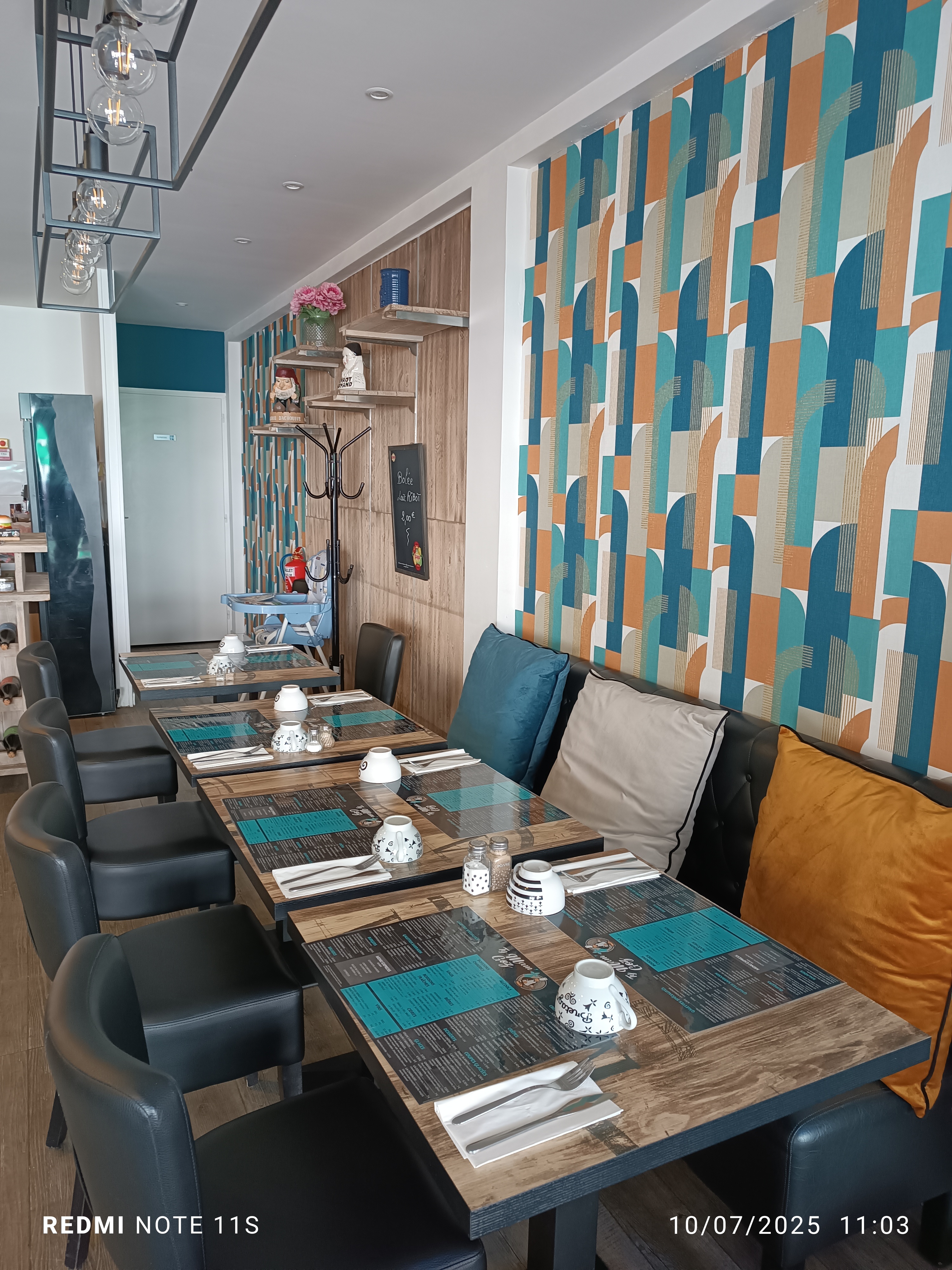 DANS BOURG ATTRACTIF, PROXIMITÉ IMMÉDIATE DE LORIENT ET DE LA CÔTE CRÊPERIE 24 COUVERTS + VENTE A EMPORTER, AGENCEMENT ET MOBILIER RÉCENTS.
IDEAL COUPLE OU 1 ÈRE INSTALLATION.
NÉGOCIABLE RESONNABLEMENT.