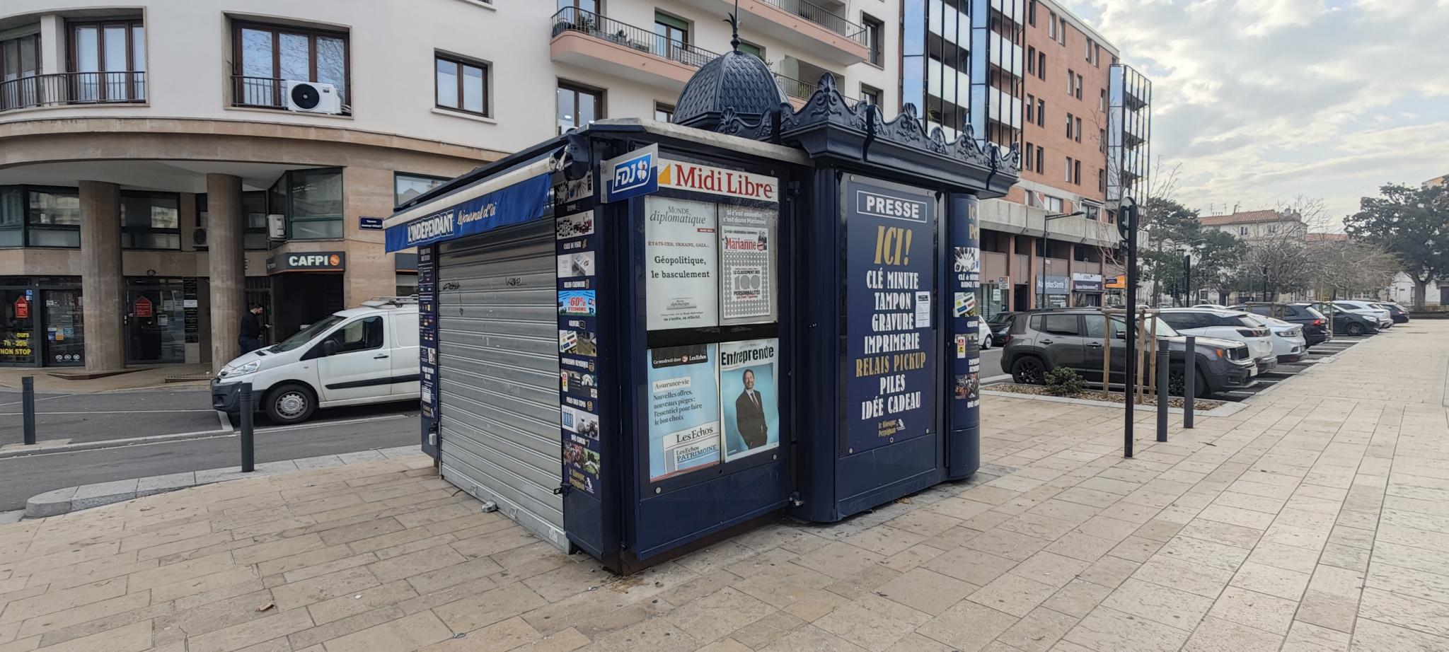 Il s’agit de gérer un kiosque sur Perpignan:
-
Place de Catalogne(kiosque ouvert à l’année)
•
Je vous explique ci-après, le fonctionnement pour devenir kiosquier. Bien entendu, nous échangerons ensemble, soit en visio, soit en présentiel (sachant que je suis basé sur Toulouse).
•
Pour devenir gérant de kiosque, il vous faudra avoir un agrément de diffuseur de presse en effectuant une formation en présentielle 2 jours(au dépôt de presse de Béziers) ou en e-learning (les 2 sont payantes mais suivant votre situation, une partie ou la totalité pourrait être pris en charge.
•
Vous disposerez de ce kiosque sans droit d’entrée, sans avoir à investir dans un pas de porte ou fonds de commerce avec de faibles charges; néanmoins, il vous faudra :
•
Une caution bancaire de 10000€ appelée “garantie à première demande”, à demander auprès de votre banque ou bien les avoir sur votre compte.
•
Un fond de roulement/trésorerie pour votre fond de caisse, vos achats de fonctionnement…
Le dépôt de presse(l’entreprise qui vous livre la presse basée à Béziers) vous expliquera plus en détails le fonctionnement.
•
Vous serez travailleur indépendant donc non salarié; il vous faudra créer une société et donc avoir un numéro de Siret (SAS, SASU, SARL, EURL, EI, micro-entreprise…)
•
Vous pourrez avoir la gestion du kiosque jusqu’en 2038, mais le contrat conclu ensemble se fera tous les 2 ans,
•
Il y aura 2 dossiers administratifs à préparer, un pour la partie “presse” et un pour “la Française des Jeux/FDJ”; pour avoir les validations de ces 2 entités, prévoyez 2 mois minimum avant une ouverture(avec les jeux).

•
Les activités(votre salaire proviendra des commissions de ces activités):
•
Presse nationale(23%) et régionale(14%)
•
Les jeux de la Française des jeux (FDJ): jeux de grattage, tirage, parissportif (5%)
•
Le relais colis avec Pickup (suivant le nombre de colis)
•
Les souvenirs, les cartes postales et cartes évènementielles
•
Les boissons, les glaces emballées, les confiseries, les spécialités locales (droit de terrasse à demander auprès de la ville)
•
Si vous avez d’autres idées d’activités, n’hésitez pas à m’en faire part (services à la personne, artisans, clés minute, conciergerie, transfert d’argent, service carte grise…), mais de toute façon, elles seront soumise à la validation de la ville.
•
Les charges :
•
Loyer mensuel 300€ HT -Caution pour le kiosque: 1080€ ; caution restituée à la fin sauf anomalies constatées.
•
Electricité, routeur4G ou box internet
•
Caisse informatisées spéciale presse(Strator, Bimedia, JDC…): entre 80 et 120€/mois
•
Assurance
Suivant les activités que vous aurez installé dans le kiosque, il vous faudra aménager à votre guise l’intérieur du kiosque (présentoirs, frigos…)

IMPORTANT : l'ancien gérant a fait installer un rideau roulant électrique ce qui a permis d'agrandir le kiosque de 5m² ; il faudra l'acheter à l'ancien gérant 3000€.


Les horaires:
•
Vous vous adapterez au besoin de votre clientèle mais en général, les autres kiosques de mon secteur ont pour habitude d’ouvrir:
•
7h/7h30 –12h30 et 16h –18 ou19h ou journée continue
•
Samedi matin (l’après-midi et le Dimanche si vous le souhaitez)
•
A votre convenance mais vous pourrez étudier un jour de fermeture dans la semaine.