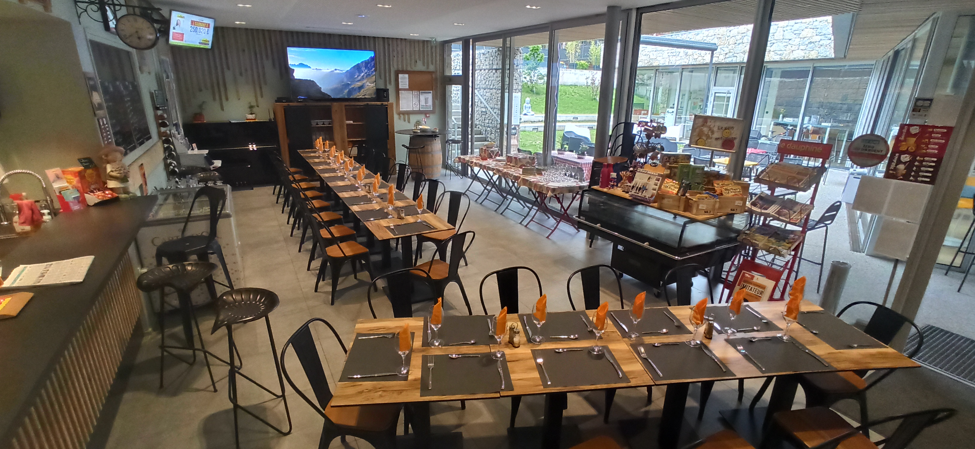 Bar Resto Epicerie situé à Bellentre sur la commune de la Plagne Tarentaise.
Bonne situation sur la N90 et sur le GR5, à proximité des stations de la Plagne - Les Arcs (domaine Paradiski).
Création en 2022. Vente du fond de commerce pour raisons de santé.