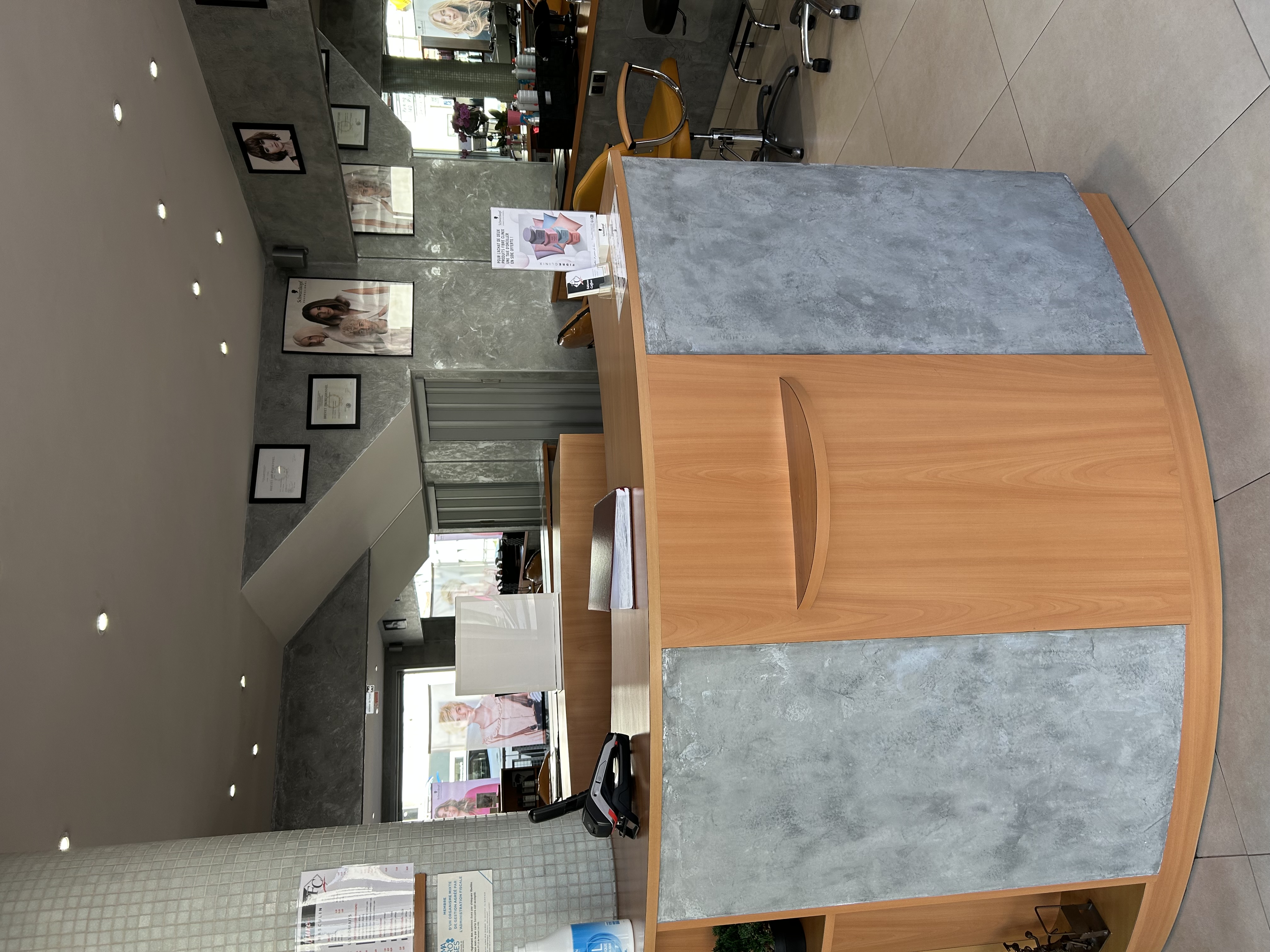 À vendre Fond de commerce salon de coiffure mixte à Saujon cause retraite dans ville thermale emplacement stratégique (mairie banque poste ) parking à proximité affaire historique et saine à 10km de la mer