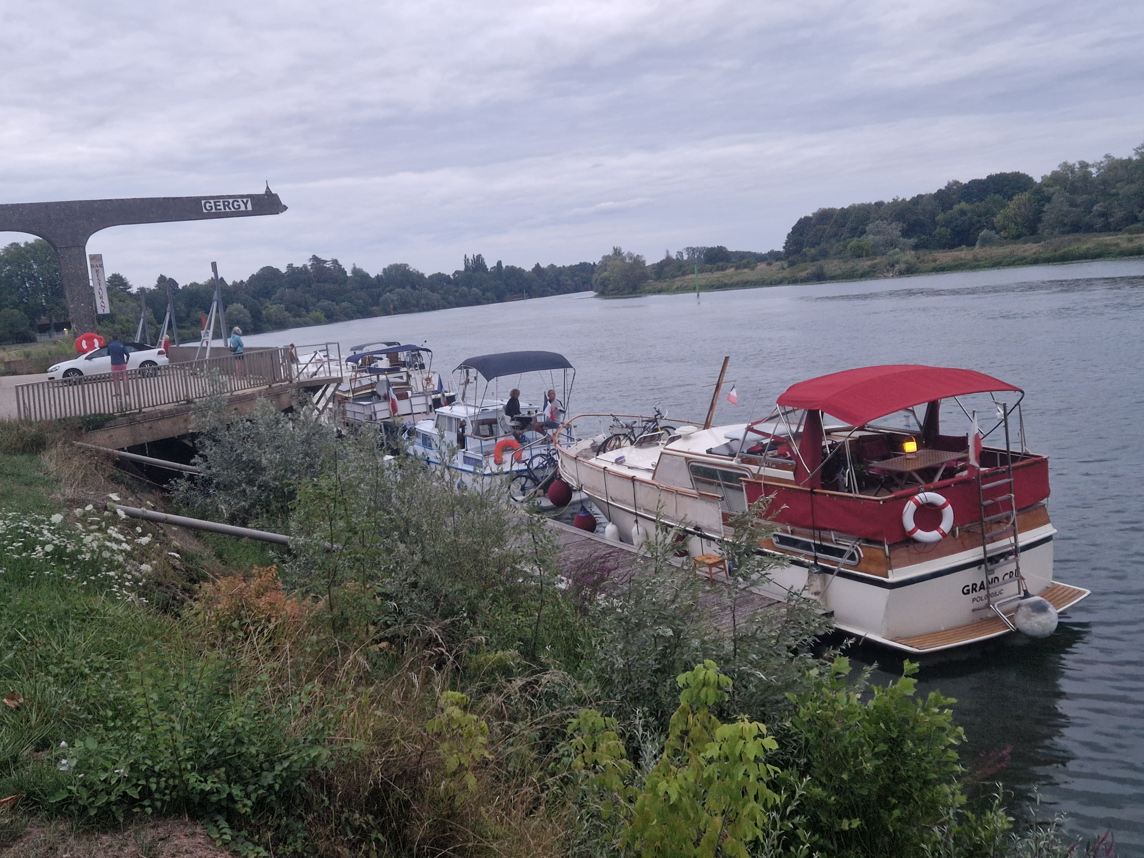 Idealement situe en bord de Saone sur la voie bleue

Un lieu rare au cadre exceptionnel,beneficiant d'un flux constant et croissant de clientele locale et touristique francaise et etrangere,fidele et de passage( cyclistes,promeneurs,famille,jeunesse des villages alentours,tourisme fluvial)

Concept unique dans la region

Ici on ne parle pas de restaurant traditionnel,mais d'un concept saisonnier rentable, exploite 6 mois seulement( mais avec possibilite d'extension sur l'annee), avec une clientele deja acquise...et 6 mois off pour profiter de la vie

Un lieu cle en main ou tout est aux normes(securite,hygiene,accessibilite) et ou la cuisine, la salle  et la terrasse sont entierement equipees; vous n'avez plus qu'a y mettre votre touche personnelle

Les atouts cles
- emplacement premium en bord d'eau - pas de concurrence
- rentabilite immediate car clientele locale + touristique existante et reguliere
- chiffre d'affaire realise sur 6 mois
- concept simple,convivial, avec actuellement des concerts les vendredis soirs et une qualite de vie rare en restauration
- ideal pour un couple,un professionnel de la restauration ou un entrepreneur souhaitant reprendre une activire cle en main, avec fort potentiel et contraintes maitrisees
- petir loyer: environ 8500€ annuel comprenant loyers, licence IV,taxe fonciere et redevance ordures menageres payable actuellement sur les 6 mois d'exploitation

Si vous avez un coup de coeur, n'hesitez pas a me contacter pour venir visiter ce petit joyau au coeur de la Bourgogne