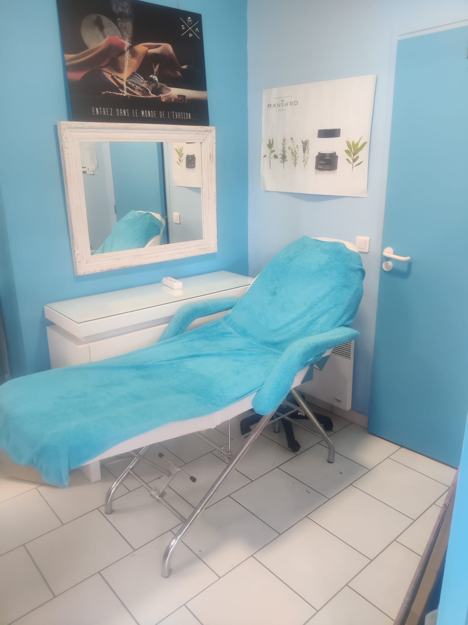 Installé depuis 2007,  j'ai développé ce salon de coiffure avec une belle clientèle mixte qui aujourd'hui, a une bonne réputation et des clients fidèles.

Situé dans un local de plus de 52 m2, le salon dispose de l'équipement nécessaire pour être repris de suite. Un parking est également à disposition des clients, une place est également prévu pour le propriétaire.
Des commerces sont idéalement situé aux alentours.

Idéal pour être tenu par 1 à 2 personnes, la stabilité actuelle de la clientèle permet de reprendre avec une certaine sérénité.

Au cœur d'un village dynamique et entouré d'autres village en constante évolution il est possible de continuer et même développer ce bel établissement.