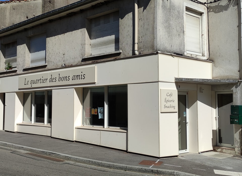 La Mairie de Mattaincourt propose une location-gérance d'un café/bar.
L'établissement est situé au cœur du village.
Aucun travaux n'est à prévoir. 
Un contrat de location-gérance sera signé entre les parties afin d'établir les conditions d'exploitation.
La location gérance est prévue pour un début d'activités le plus rapidement possible.
Pour plus de renseignements, contactez la Mairie de Maittaincourt.