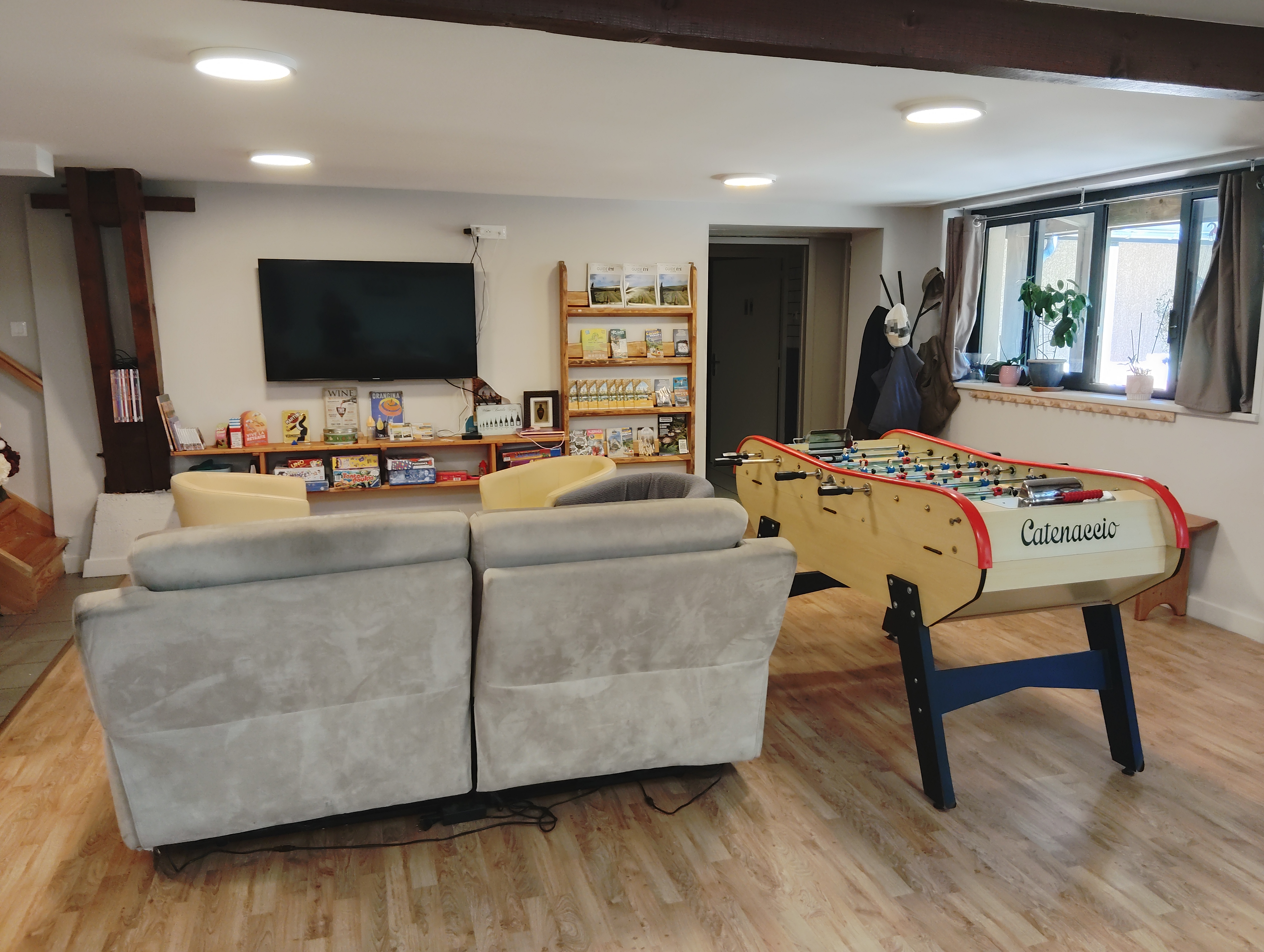 A reprendre, restaurant – bar- gîte proposant de la restauration traditionnelle, un bar licence IV et des hébergements au cœur de la Margeride à 10 km du lac de Charpal. Logement proposé aux exploitants au-dessus du restaurant. Structure avec une belle capacité : 100m² de cuisine, 300m² de gites, 200m² de restaurant. Idéal pour un couple. 
Conditions de mise à disposition : vente du fonds de commerce : 50 000€ - Location des murs via bail 3-6-9 : 400€ pour le logement et 720€ pour le restaurant.