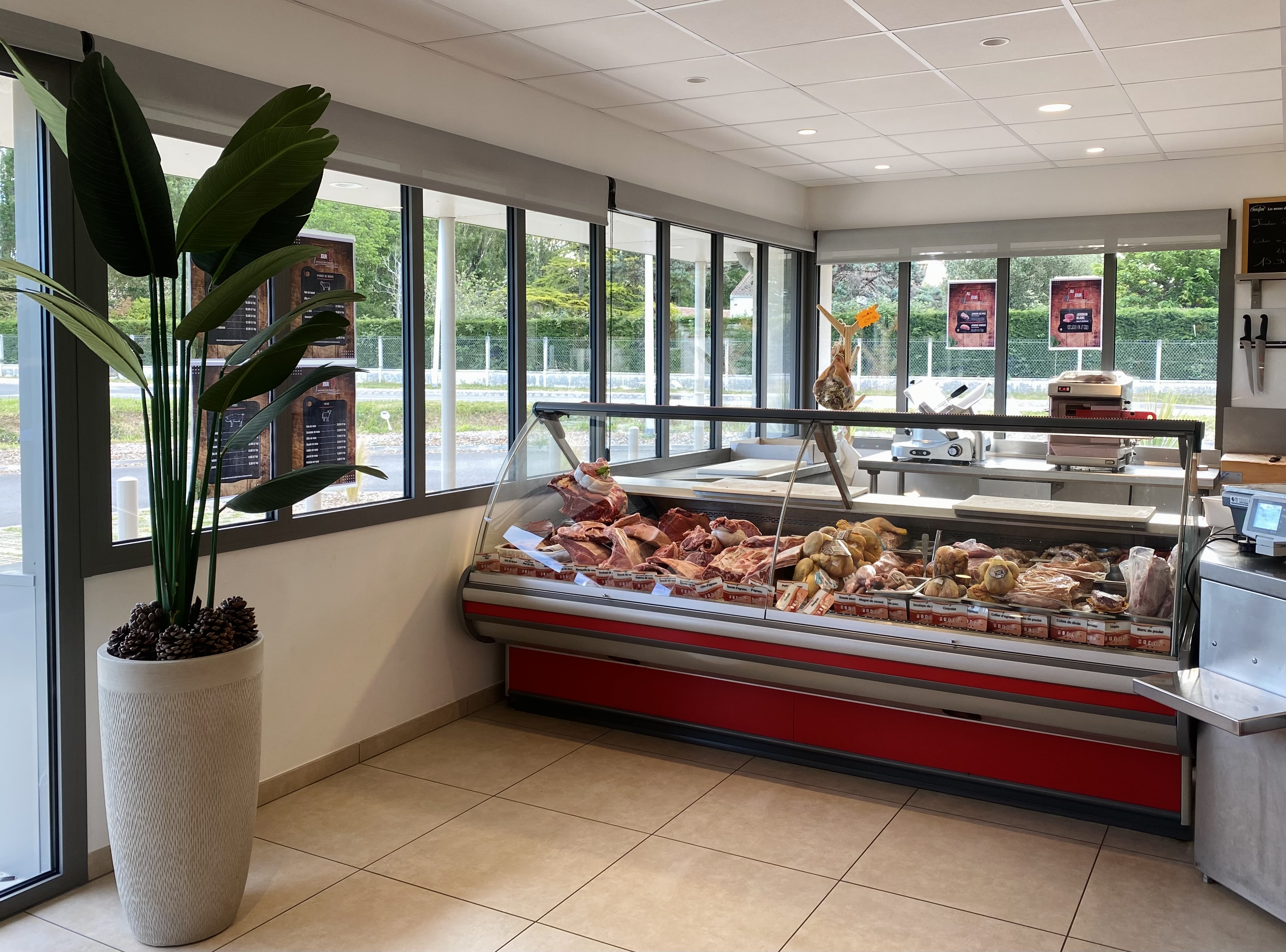 Vend fonds de commerce - Boucherie - Charcuterie - Traiteur - avec parking de stationnement gratuit (faible loyer) - Magnifique établissement récent avec un très bel agencement de viandes (3 chambres froides) - Locaux neufs et aux normes (attestation de service vétérinaire par la préfecture de Charente Maritime). Ce commerce réalise un C.A. dépassant les 700 000 euros. Contrats avec les cantines des villages aux alentours (5 cantines). Très belle affaire avec une envie d'investissements sérieux. Laboratoire de production vendu avec tout le matériel (four, sauteuse, billaud, plats inox etc...)
