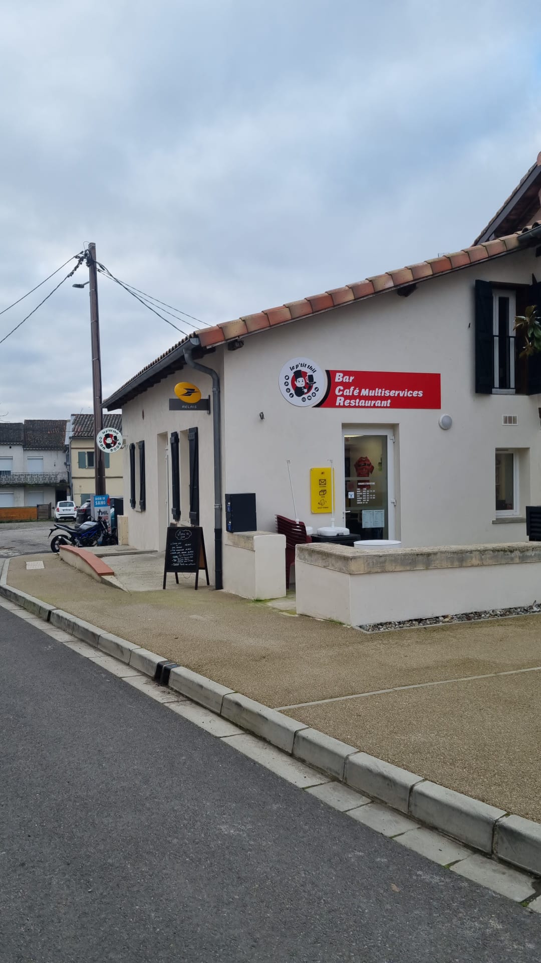 Appel à repreneur - Reprise d'un café restaurant multiservice, commune de Thil, Haute garonne (31)

La commune :
Thil est une commune française située dans le nord du département de la Haute-Garonne en région Occitanie. Thil est une commune rurale qui compte 1 121 habitants en 2022, après avoir connu une forte hausse de la population depuis 1975. Elle fait partie de l'aire d'attraction de Toulouse. Elle se situe à 26km de celle-ci.

Activités possibles : bar, restauration, dépôt pain, animations, relais colis, épicerie (produits locaux).

Le local :
● entièrement aménagé 
● cuisine équipée (équipement, matériel, ustensiles…).
● bar, salle , terrasse et stationnement à proximité.
● superficies : cuisine 20.84 m², plonge 3.87 M2, arrière-bar 14.35 m², bar - restaurant 32.18 m² - épicerie 15.29 m², coin lecture-jeux 15.51 m², terrasse de 19 m² et cour de de 16,60 m²
● logement de fonction au-dessus du restaurant.

Contrat proposé : sous location des éléments composant le café ( local, matériel,  Licence IV). Vous pourrez bénéficier de sessions d'accompagnement personnalisé à l'ouverture.

Aspects financiers :
● apport financier pour stock produits et trésorerie initiale à prévoir : 7 à 10K€.
● dépôt de garantie : deux mois de redevance.
● redevance mensuelle : 963€ HT.
● le montant des charges locatives est d'un euro symbolique pour la publication.

Profil de gérant recherché :
● vous possédez des vraies qualités de commerçant et une vive volonté d’entreprendre. 
● vous souhaitez vous engager en faveur de la ruralité et en comprenez les enjeux. 
● vous justifiez d’une expérience significative dans le secteur de la restauration et maitrisez les techniques culinaires essentielles, ainsi que les normes d’hygiène et de sécurité.
● vous avez des bases solides en gestion et faites preuve de rigueur et d’organisation.
● vous envisagez d'être propriétaire de votre fonds de commerce à court ou moyen terme. Le rachat du droit au bail est possible rapidement après le début de l'activité.