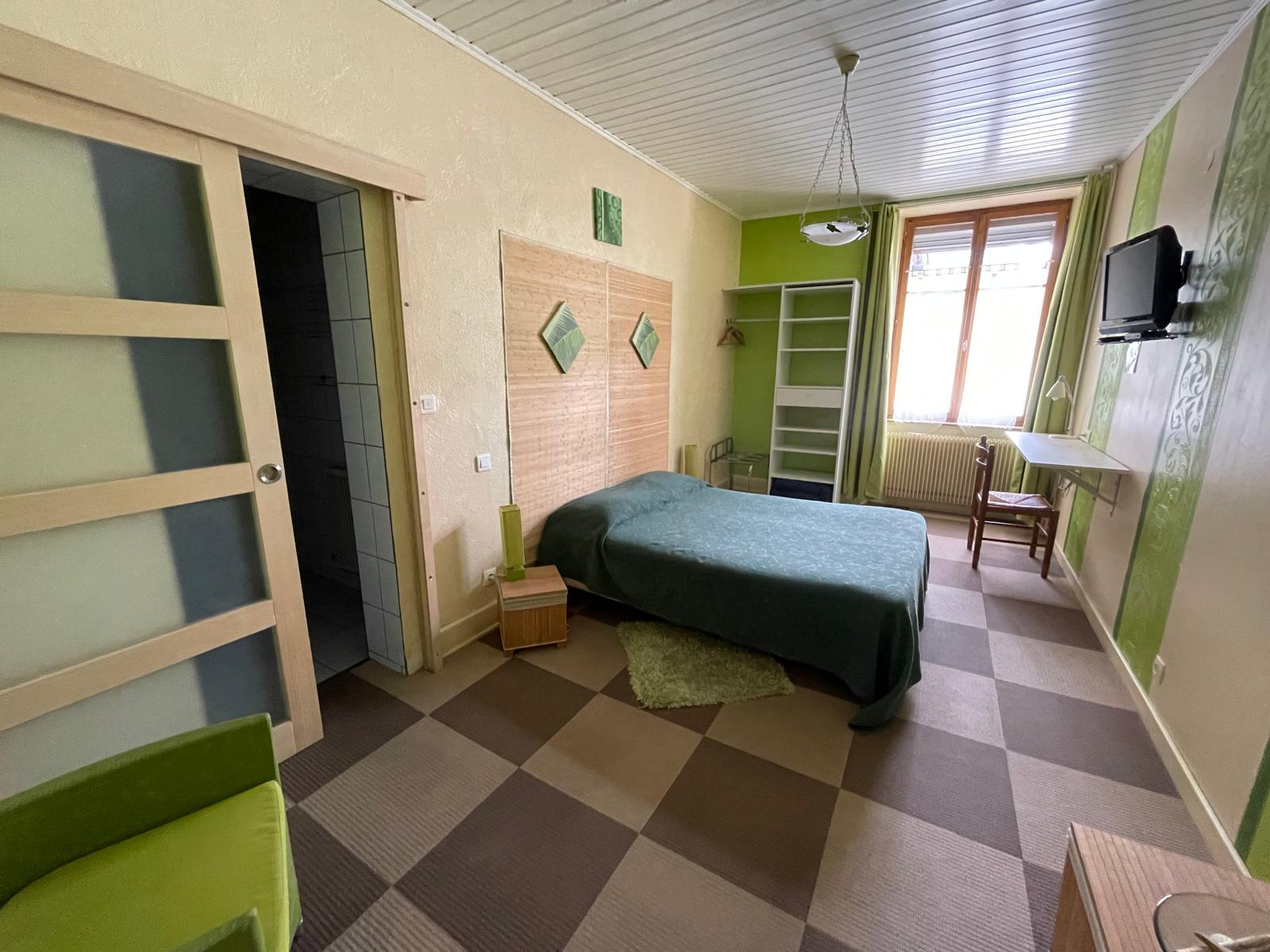 Recherche repreneurs pour notre hôtel Restaurant, situé au cœur de la vallée de Saint Amarin au pied du Grand Ballon.

Superficie 640m2 sur 4 niveaux :
*Rez-de-chaussée :  1 cuisine, 2 salles de restaurant 30  et 80 couverts avec  1 cheminée pour la cuisson des viandes,  
ainsi qu'une terrasse de 20 cvts.
*1er étage : 6 chambres pouvant accueillir 16 pers et 1 appartement de fonction 80m2. 
*2eme étage comble aménageable possible.
*Sous-sol  1 cave
*1 cour avec 3 garages