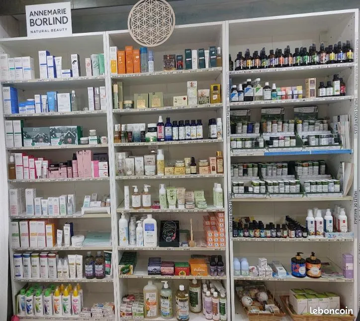 Vous souhaitez travailler tout en vous épanouissant dans l’univers du bien-être ? Ce magasin est fait pour vous !

Dans le cadre de la préparation à un départ à la retraite, cession d’un magasin de pierres & minéraux, naturopathie et bien-être, idéalement situé en plein cœur du centre-ville de Dombasle-sur-Meurthe 📍
✔ Excellente visibilité
✔ Passage régulier
✔ 2 places de parking 15 min devant le magasin
✔ Vitrine exceptionnelle 

✨ Une activité reconnue et rentable :
Ce commerce bénéficie d’une excellente réputation et s’appuie sur une clientèle fidèle, construite au fil des années 🤝
Sa large zone de chalandise attire des clients venant parfois de loin pour des produits de qualité et difficiles à trouver 💎

✔ Activité saine, stable et immédiatement exploitable
✔ Aucun investissement à prévoir

🏡 Un espace chaleureux et plein de potentiel :

Le local commercial offre 114 m2 (loyer 1150 €) :
🛍️ Environ 60 m² de surface de vente, lumineux, chaleureux et soigneusement aménagé
➕ 4 pièces annexes (~54 m²) permettant :
- accueil de praticiens (naturopathe, réflexologue…)
- ateliers, conférences, animations
- développement d’activités complémentaires
- création d’un revenu locatif
📦 Une cave d’environ 55 m² complète l’ensemble (stockage idéal)

🌱 Une offre complète et attractive :
💎 Pierres, minéraux et bijoux
🌿 Compléments alimentaires, huiles essentielles, fleurs de Bach
🕯️ Bougies, encens, fontaines, bols tibétains, carillons
📚 Livres, géobiologie, radiesthésie, oracles
💄 Cosmétiques naturels et bio
🍯 Épicerie saine et gourmande

✨ Une diversité qui répond à une large clientèle en quête de solutions naturelles en pleine expansion !

🚀 Une reprise facilitée (clé en main) :
📁 Fichier clients structuré
🎁 Programme de fidélité actif
💻 Site internet de vente en ligne
🤝 Réseaux et partenariats en place

👉 Tout est prêt pour démarrer immédiatement dans les meilleures conditions.

👤 Profil idéal : Activité parfaitement adaptée à une personne souhaitant s’investir dans un projet porteur de sens, centré sur le bien-être et la relation humaine 💫

✔ Accompagnement et formation possibles à la reprise

💰 Possibilité d’acquérir les murs en complément du fonds (148 000 €)

✨ Une belle opportunité dans un secteur en plein essor ! Coup de cœur assuré😀