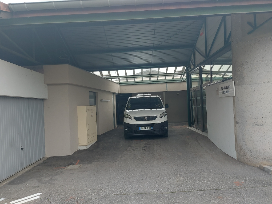 particulier cause retraite vends fond de commerce de traiteur aide a la personne (portage de repas) 24 ans d'ancienneté
établissement de 200m2 refait a neuf en 2010  agréé CEE
parking abrité pour chargement et déchargement
laboratoire   coin pâtisserie    coin cuisine    coin légumerie   coin plonge
2 chambres froides positif et 1 chambre froide négative
1 réserve épicerie 1 réserve pour la vaisselle de 200 pers pour réception
3 véhicules réfrigérés ( 1 Renault master avec hayon  1 Peugeot expert  1 Renault Kangoo)
fort potentiel de développement (cantine scolaire - évènementiel)