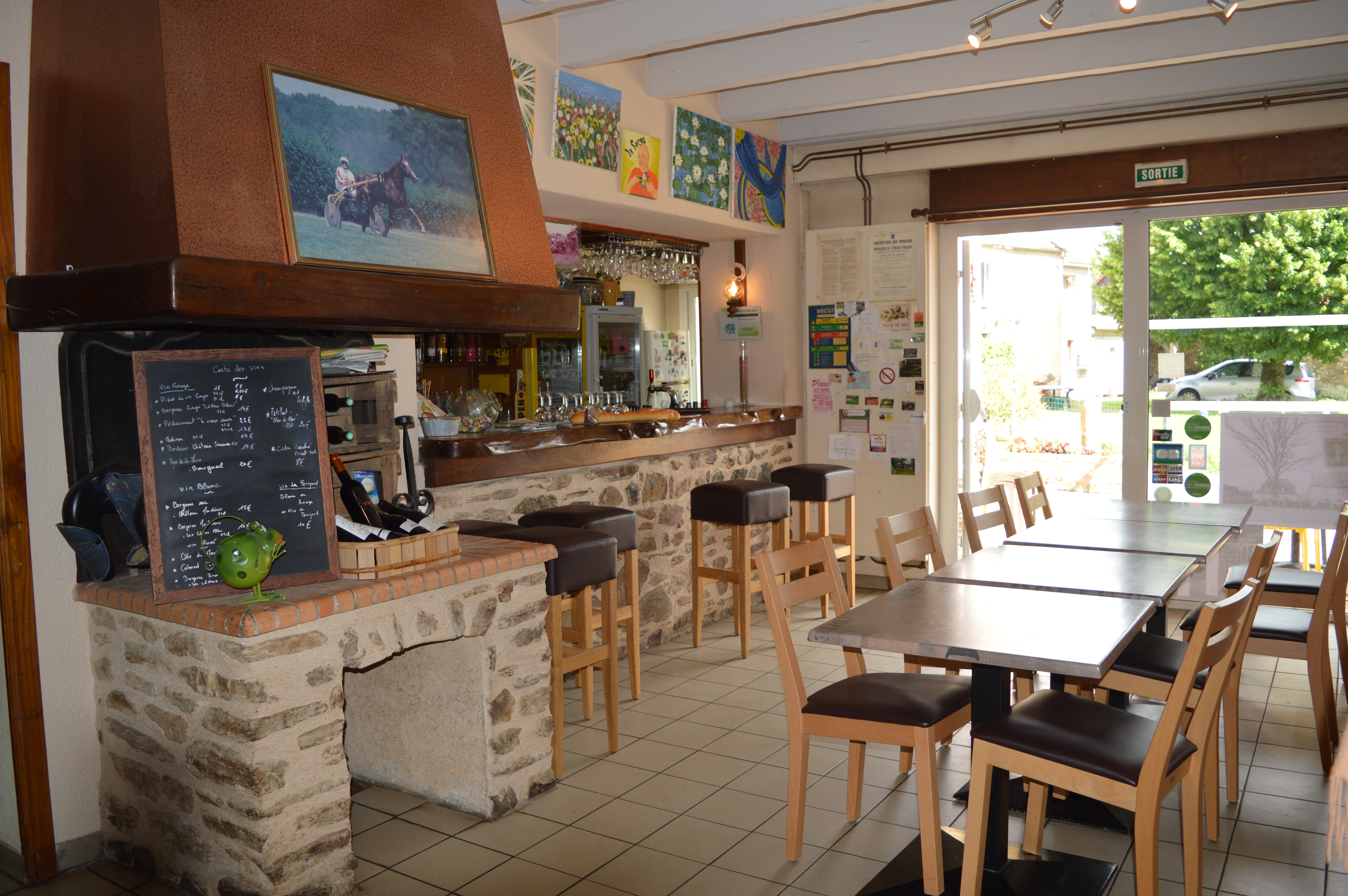 LOCATION GERANCE : La municipalité de SAVIGNAC LEDRIER (719 habitants) propose une location-gérance pour son bar-restaurant, situé dans le centre du bourg sur un axe passant (Excideuil-Juillac), au coeur de la vallée de l'Auvézère offrant de nombreux sites touristiques (aménagement des gorges de l'Auvézère, en 2019, au départ de Saint Mesmin jusqu'aux Forges de Savignac Lédrier). 
Capacité : salle de bar-restaurant de 50 couverts et terrasse de 20 places. Cuisine traditionnelle pour une clientèle de locaux, ouvriers et touristique. Logement à l'étage : 2 chambres - Salon - Salle à manger - Sanitaires. Loyer de 500€ (360€ TTC pour le commerce et 140€ pour le logement à l'étage). Idéal pour un couple - Solide expérience en cuisine demandée.