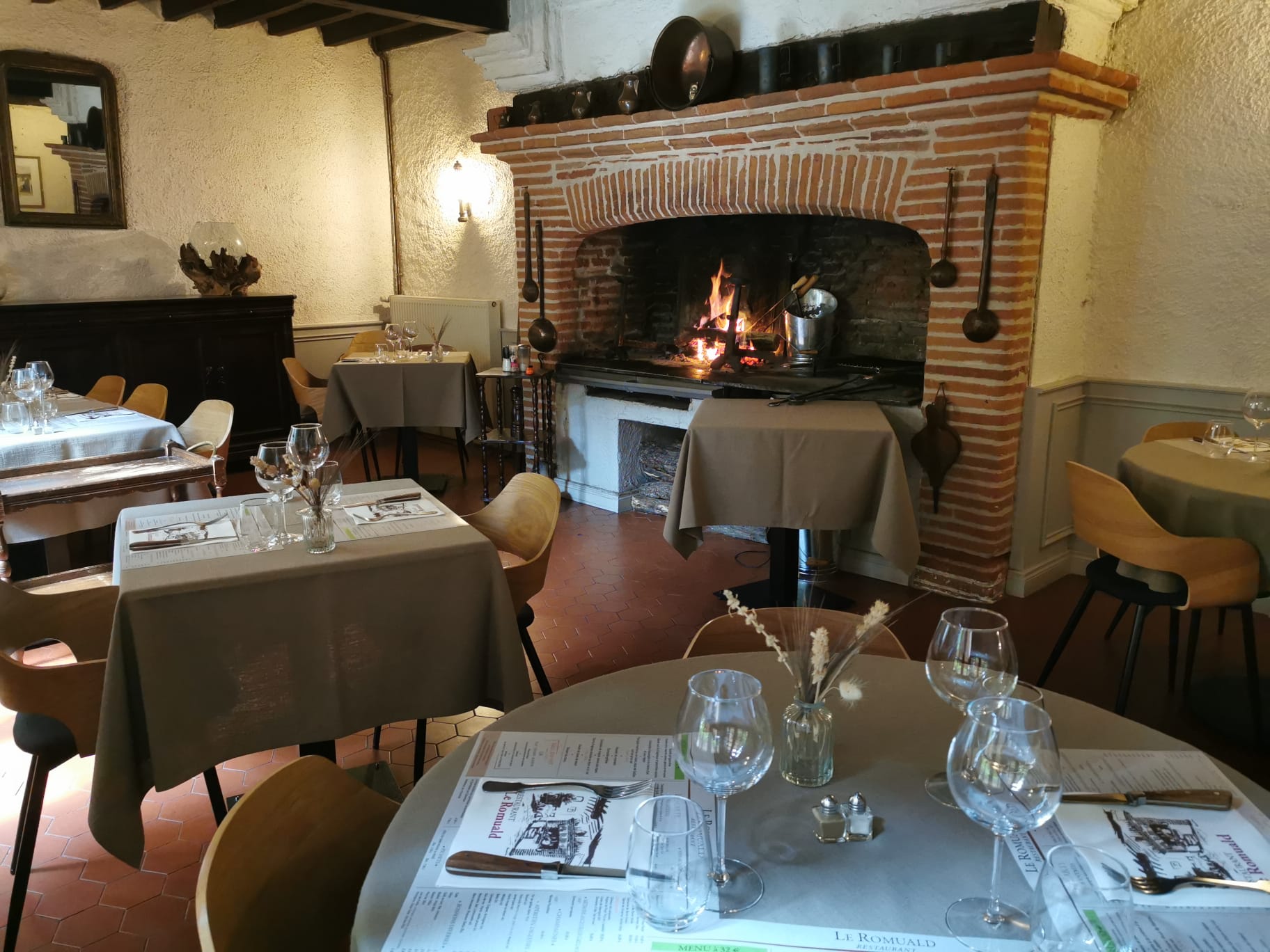 Restaurant + Immeuble 

Bâtisse historique sur 3 niveaux incluant un restaurant, un appartement T4 et un plateau à aménager.

Situation géographique :
À mi-chemin entre Toulouse et Albi, au cœur du vignoble gaillacois, cet établissement se situe dans un très beau village du XIII siècle au bord du Tarn, tout près de sa place aux couverts connue pour être la plus vaste du Sud-Ouest
Caractéristiques du bien
Au RDC :
Un restaurant d’une capacité de 40 couverts composé de 2 salles dont une avec cheminée monumentale utilisée actuellement pour les grillades, une cour intérieure ombragée accolée au pied de l’église à l’architecture typique de la région pouvant accueillir jusqu’à 30 couverts, une cuisine équipée et fonctionnelle.
Activité pérenne depuis plus de 35 ans avec une clientèle fidèle et touristique grâce à une situation géographique privilégiée et pouvant encore être développée.

Au 1er étage :
Un appartement de caractère de type T4 + mezzanine, constitué d’un salon salle à manger avec poutres apparentes et cheminée, 3 chambres entre 12 et 20m², une cuisine toute équipée et salle de bain.
Au 2éme étage 
Un plateau à aménager d’une superficie égale aux étages précédents avec des huisseries neuves.
Possibilité de faire des chambres d'hôtes.
Au 3éme étage
Un soleillou (élément typique de la région Albigeoise) avec une vue imprenable sur les toits du village