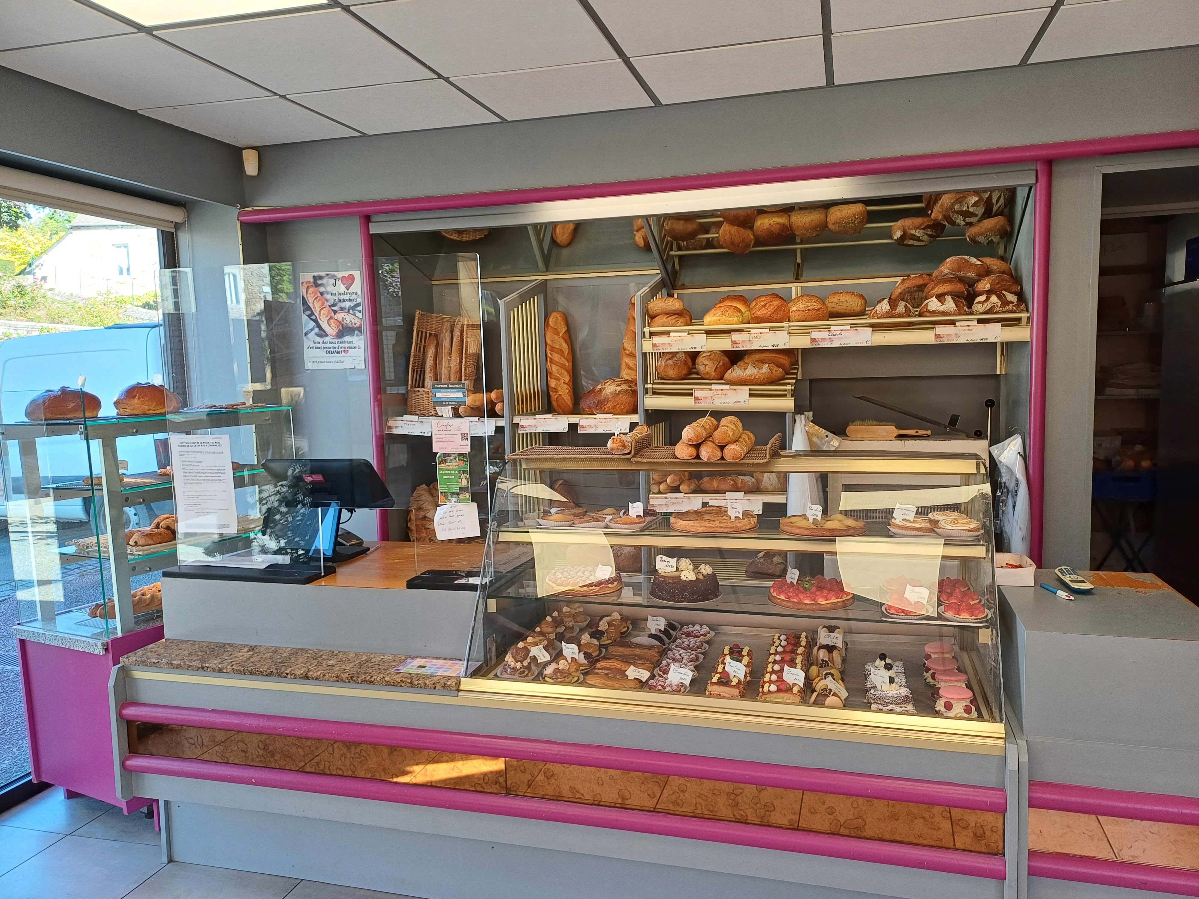 Vends car départ en retraite. Boulangerie Pâtisserie située au bourg de Saint-Donan contient magasin, fournil, pâtisserie et réserve. Le logement situé au dessus de la boulangerie contient 1 cuisine, 5 chambres, 1 salle de bain, une salle-salon, 1 toilette et 1 jardin. Le bourg de Saint-Donan à un bureau de tabac, un restaurant, un coiffeur, un cabinet d'infirmière et 2 école. L'église, la mairie et la salle polyvalente sont aussi dans le bourg. On se situe à 15 minutes de Saint-Brieuc et des plages. Pour plus de renseignements n'hésitez pas à nous contacter.